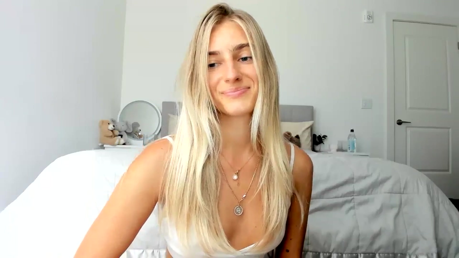 Gallery image thumbnail from Vodka_Queen's myfreecams stream on, 08/28/2024, 23:13 image 12 of 20