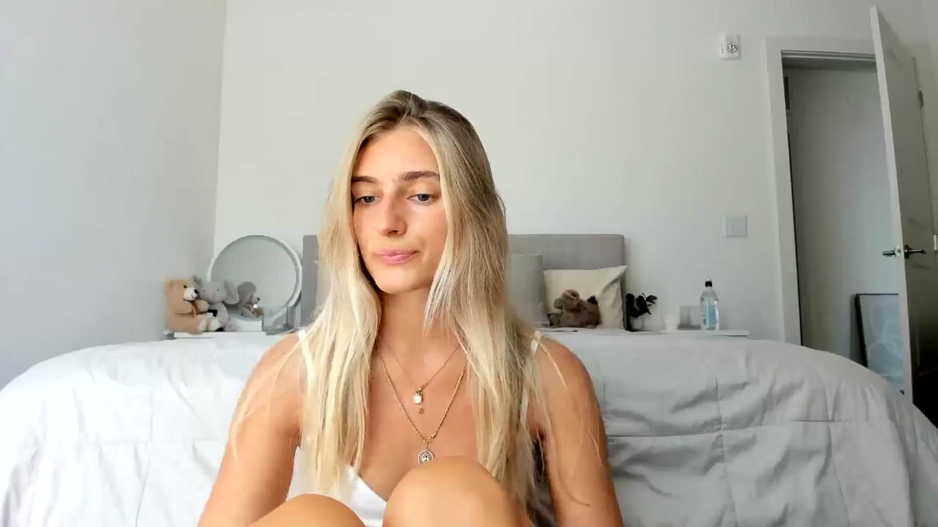 Gallery image thumbnail from Vodka_Queen's myfreecams stream on, 08/28/2024, 23:13 image 6 of 20