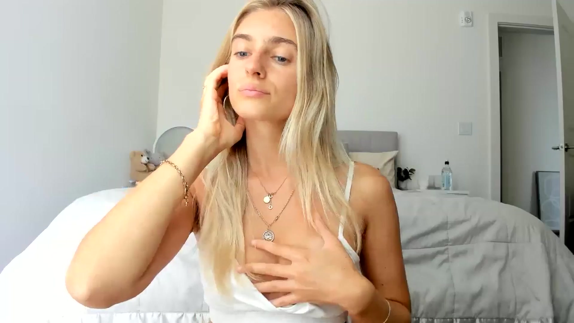 Gallery image thumbnail from Vodka_Queen's myfreecams stream on, 08/28/2024, 23:13 image 8 of 20