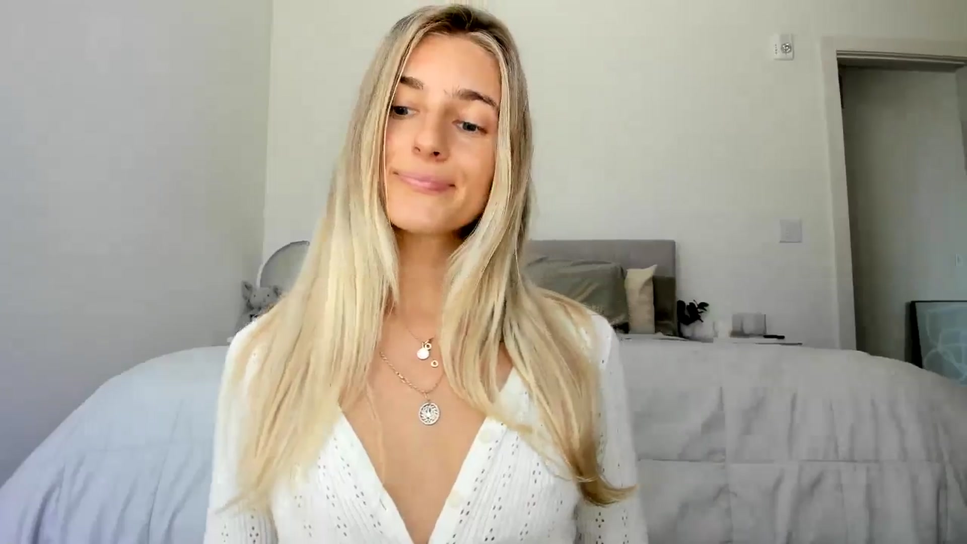 Gallery image thumbnail from Vodka_Queen's myfreecams stream on, 08/29/2024, 19:39 image 15 of 20