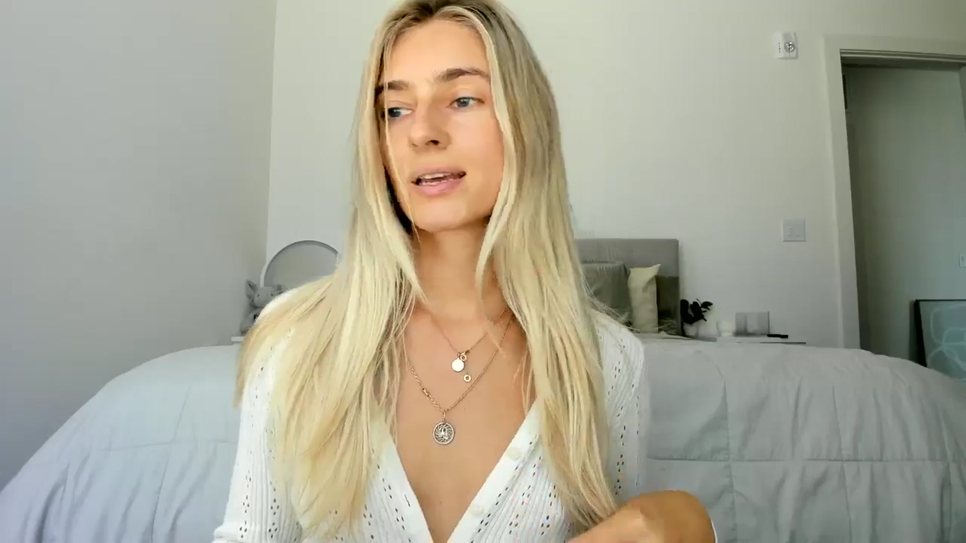 Gallery image thumbnail from Vodka_Queen's myfreecams stream on, 08/29/2024, 19:39 image 11 of 20