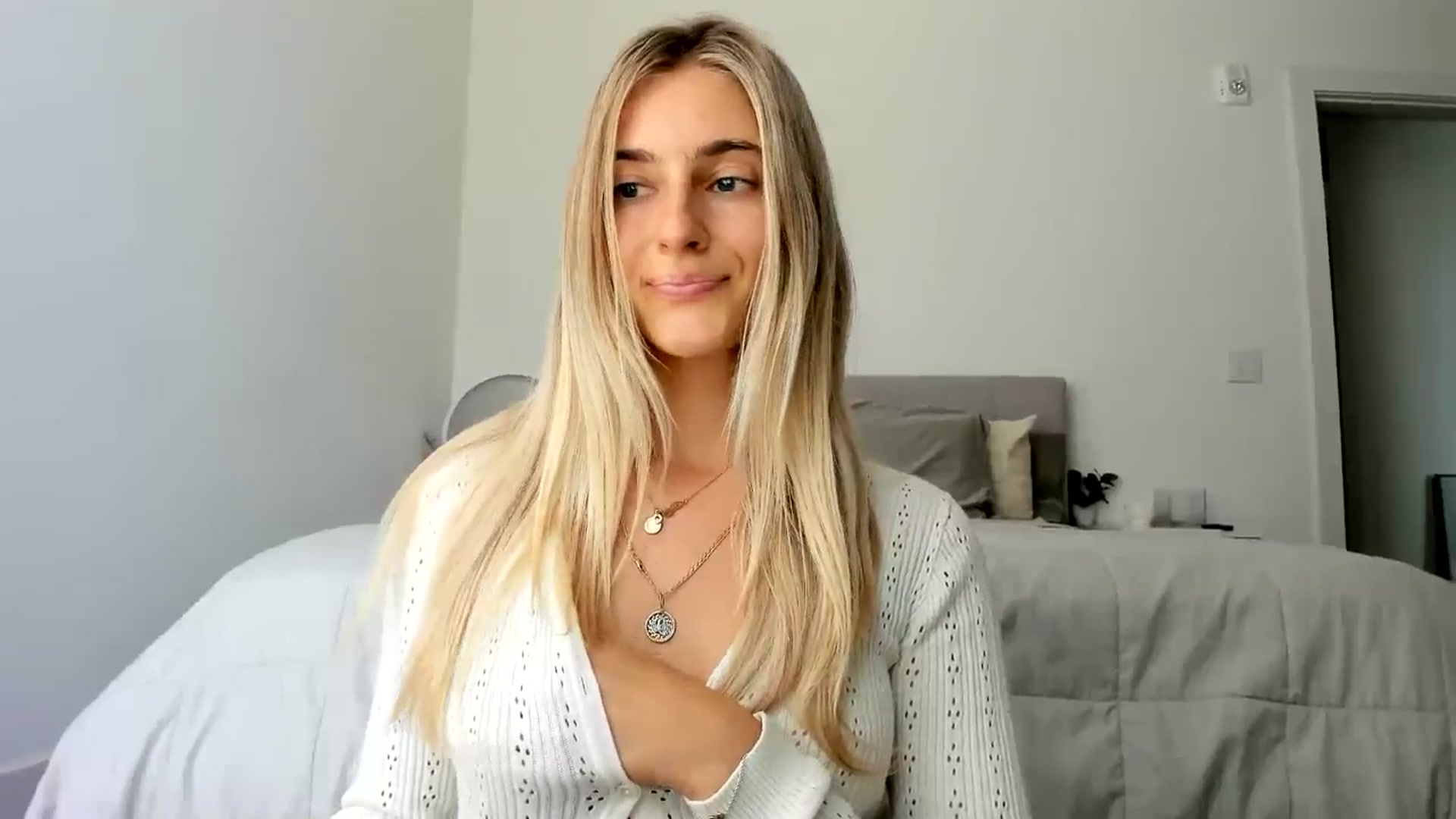 Gallery image thumbnail from Vodka_Queen's myfreecams stream on, 08/29/2024, 21:59 image 15 of 20
