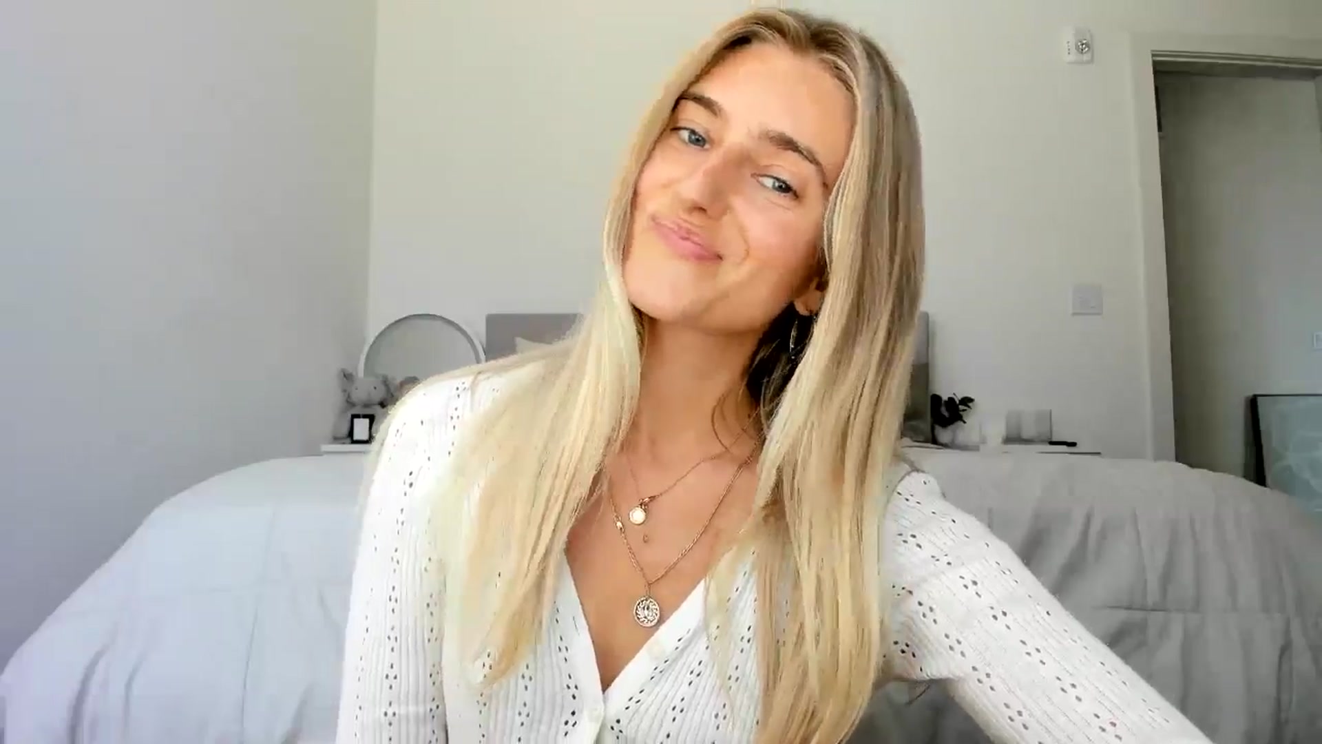 Gallery image thumbnail from Vodka_Queen's myfreecams stream on, 08/29/2024, 21:59 image 3 of 20