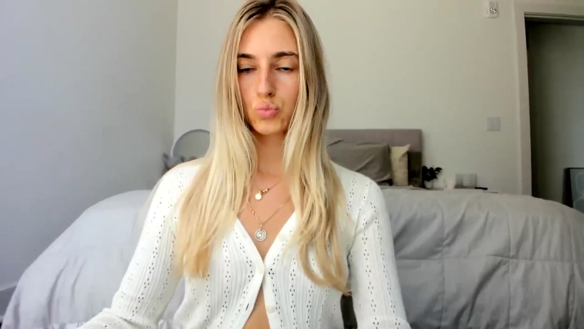 Gallery image thumbnail from Vodka_Queen's myfreecams stream on, 08/29/2024, 21:59 image 13 of 20
