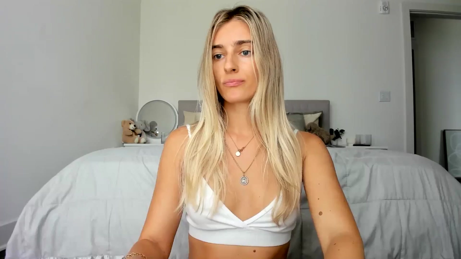 Gallery image thumbnail from Vodka_Queen's myfreecams stream on, 08/30/2024, 18:21 image 6 of 20