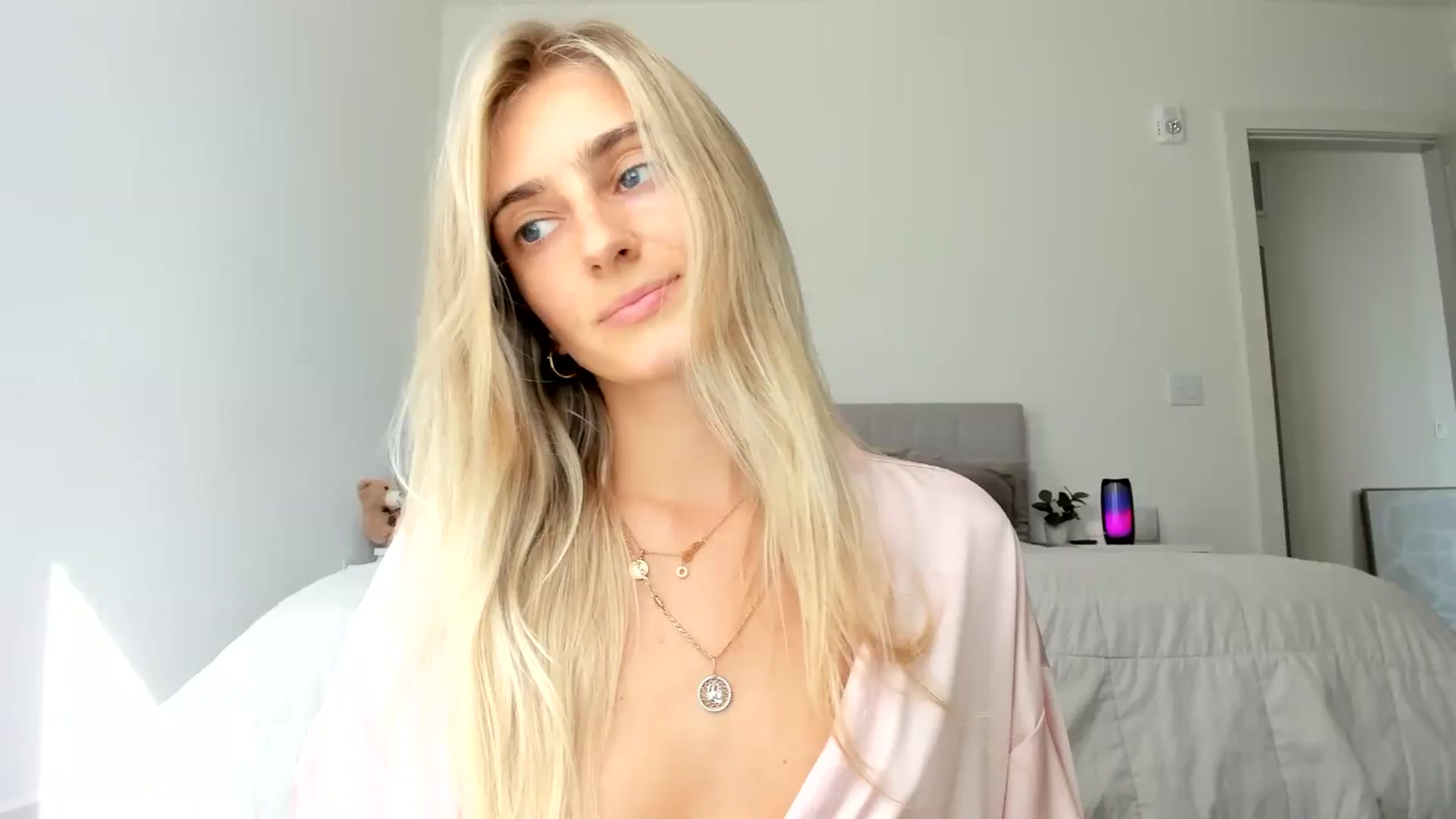 Gallery image thumbnail from Vodka_Queen's myfreecams stream on, 09/14/2024, 23:11 image 14 of 20
