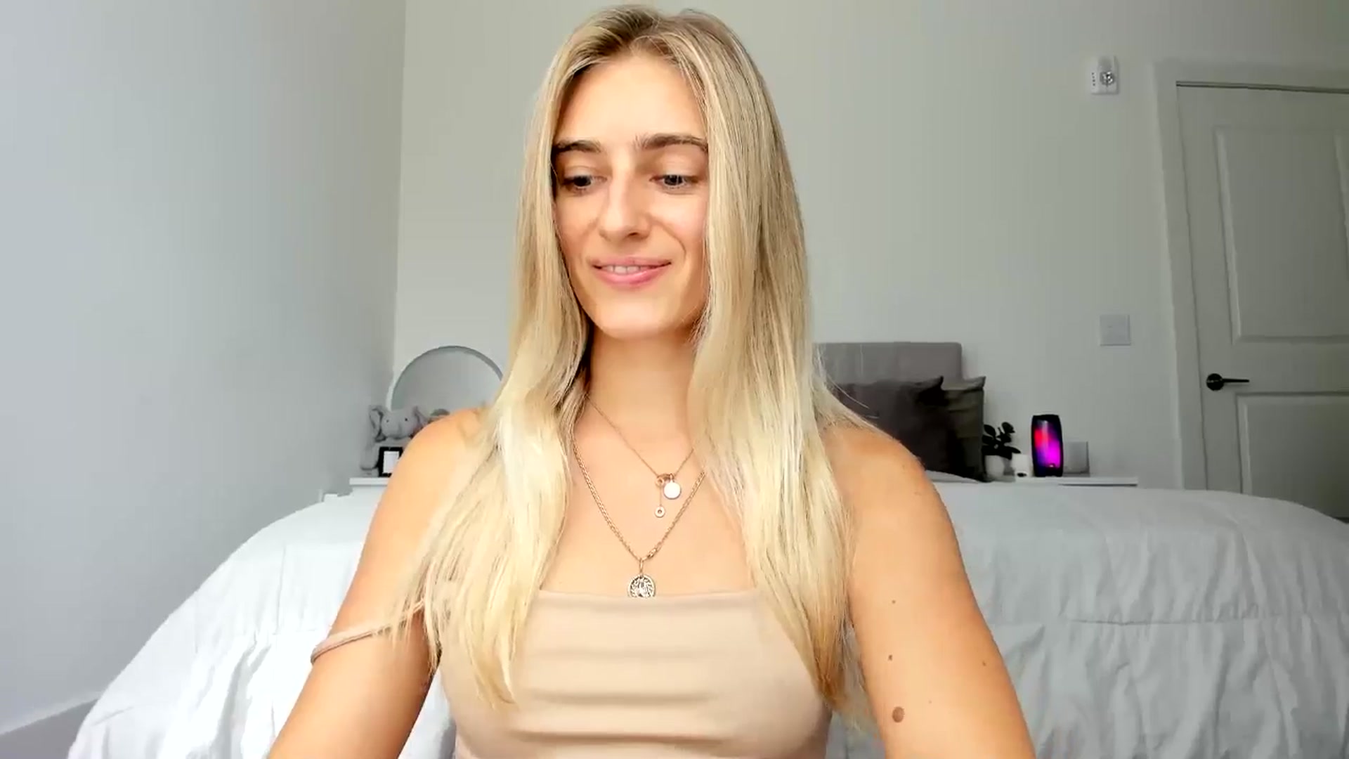 Gallery image thumbnail from Vodka_Queen's myfreecams stream on, 09/19/2024, 21:50 image 10 of 20