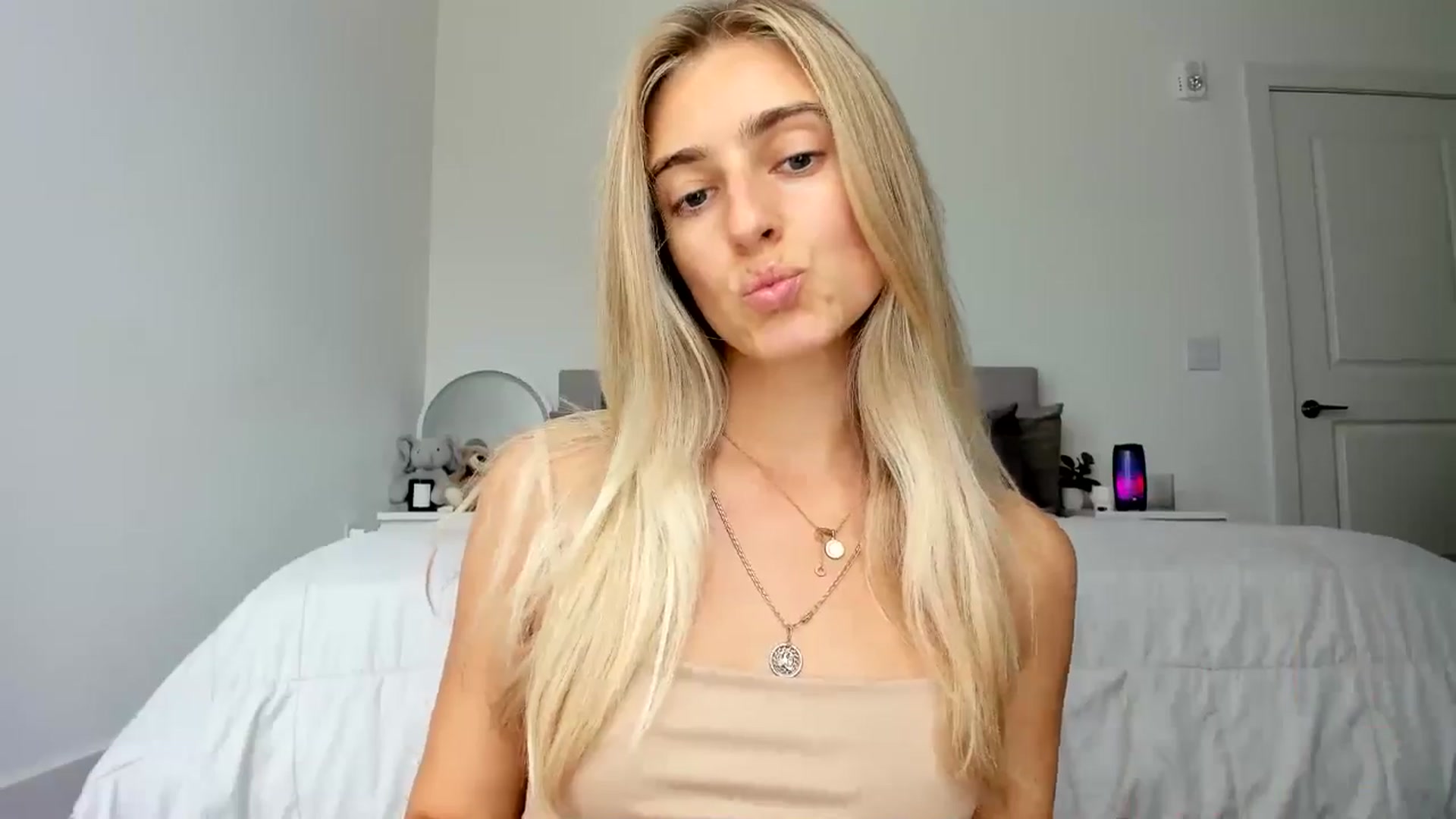 Gallery image thumbnail from Vodka_Queen's myfreecams stream on, 09/19/2024, 21:50 image 8 of 20