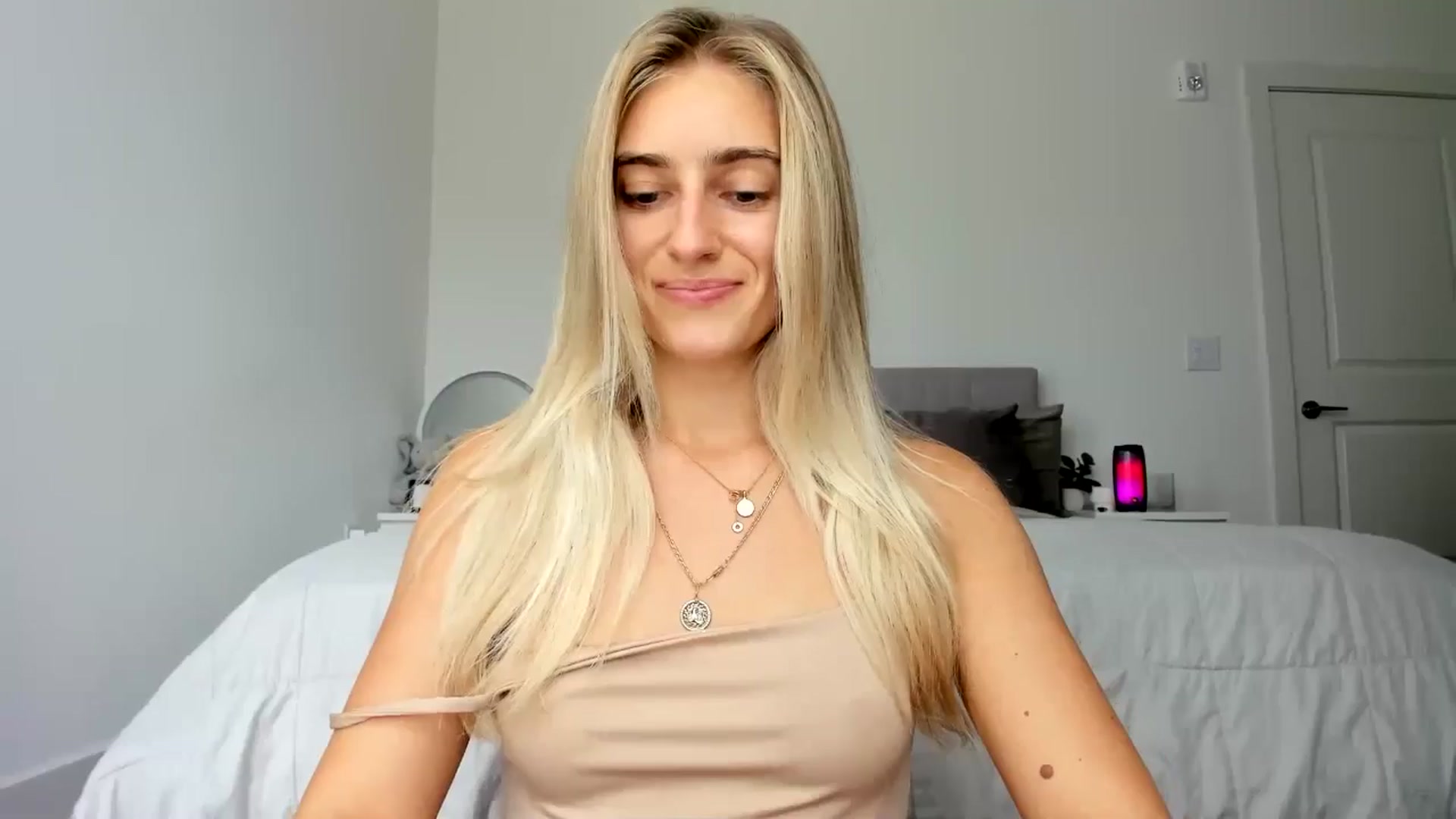 Gallery image thumbnail from Vodka_Queen's myfreecams stream on, 09/19/2024, 21:50 image 7 of 20
