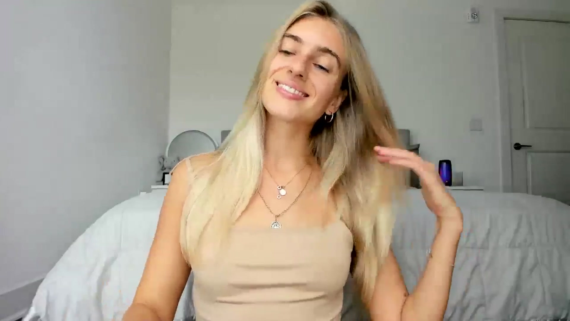 Gallery image thumbnail from Vodka_Queen's myfreecams stream on, 09/19/2024, 21:50 image 2 of 20