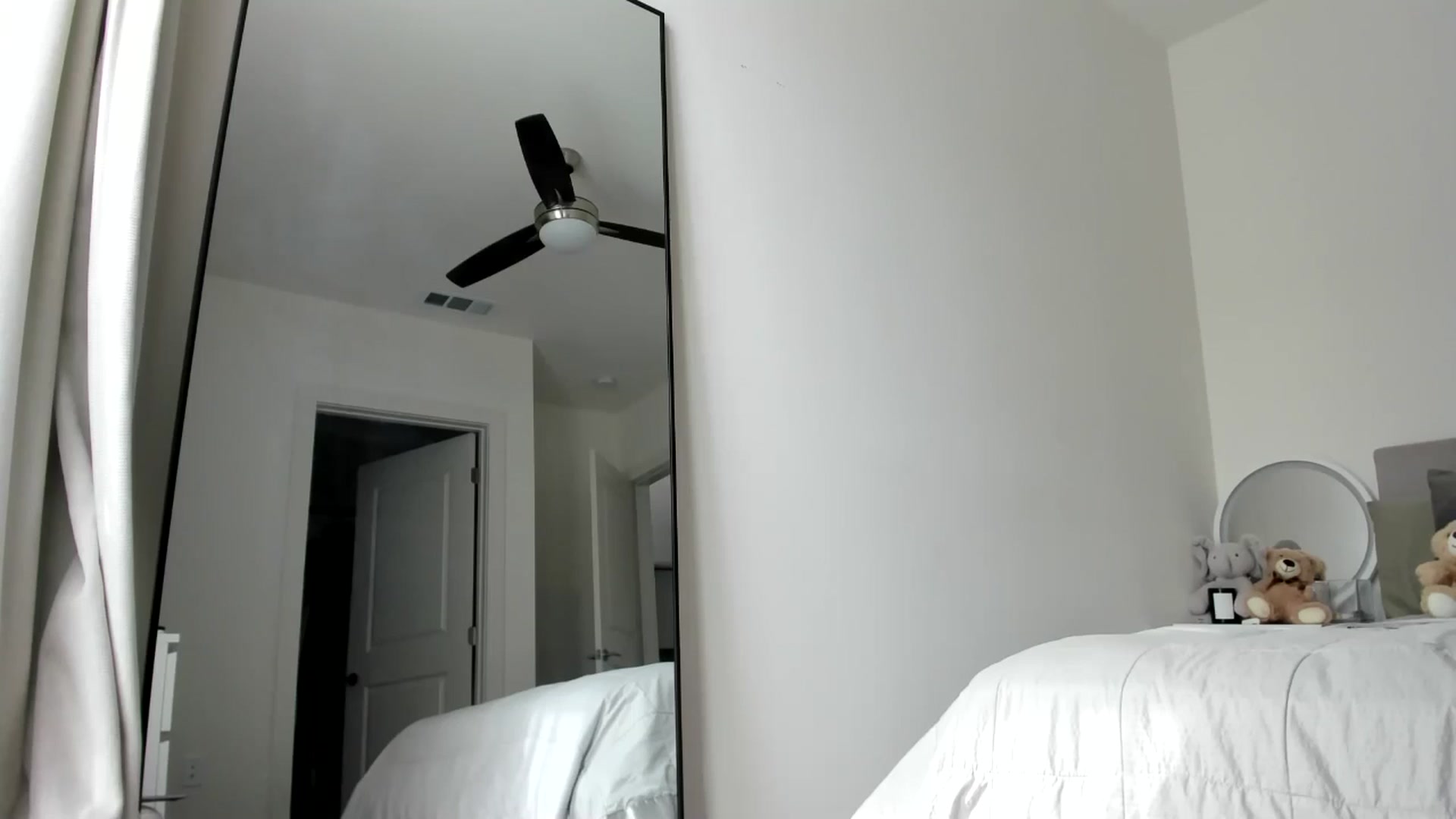 Gallery image thumbnail from Vodka_Queen's myfreecams stream on, 09/19/2024, 21:50 image 17 of 20