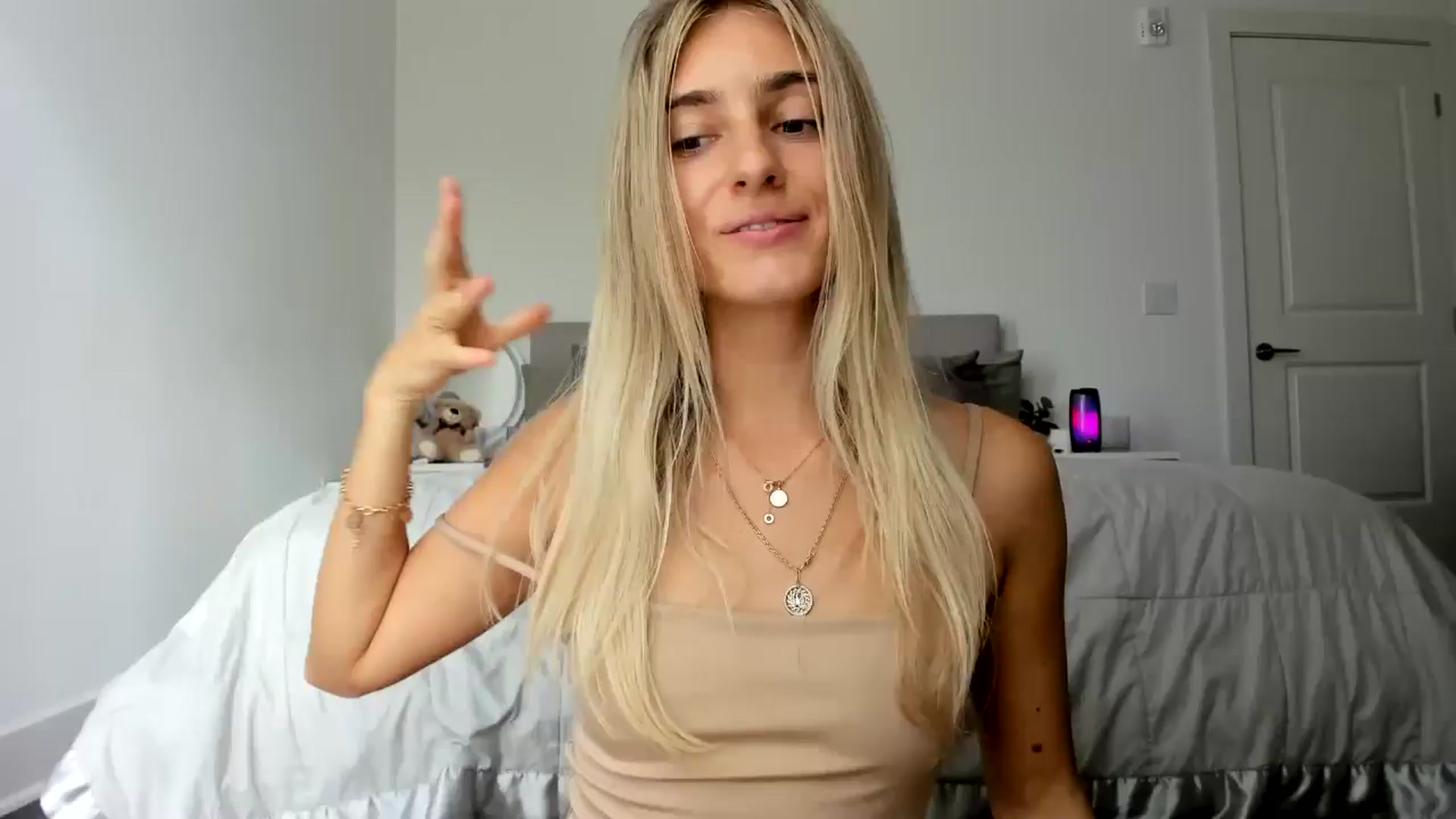 Gallery image thumbnail from Vodka_Queen's myfreecams stream on, 09/20/2024, 24:54 image 8 of 20