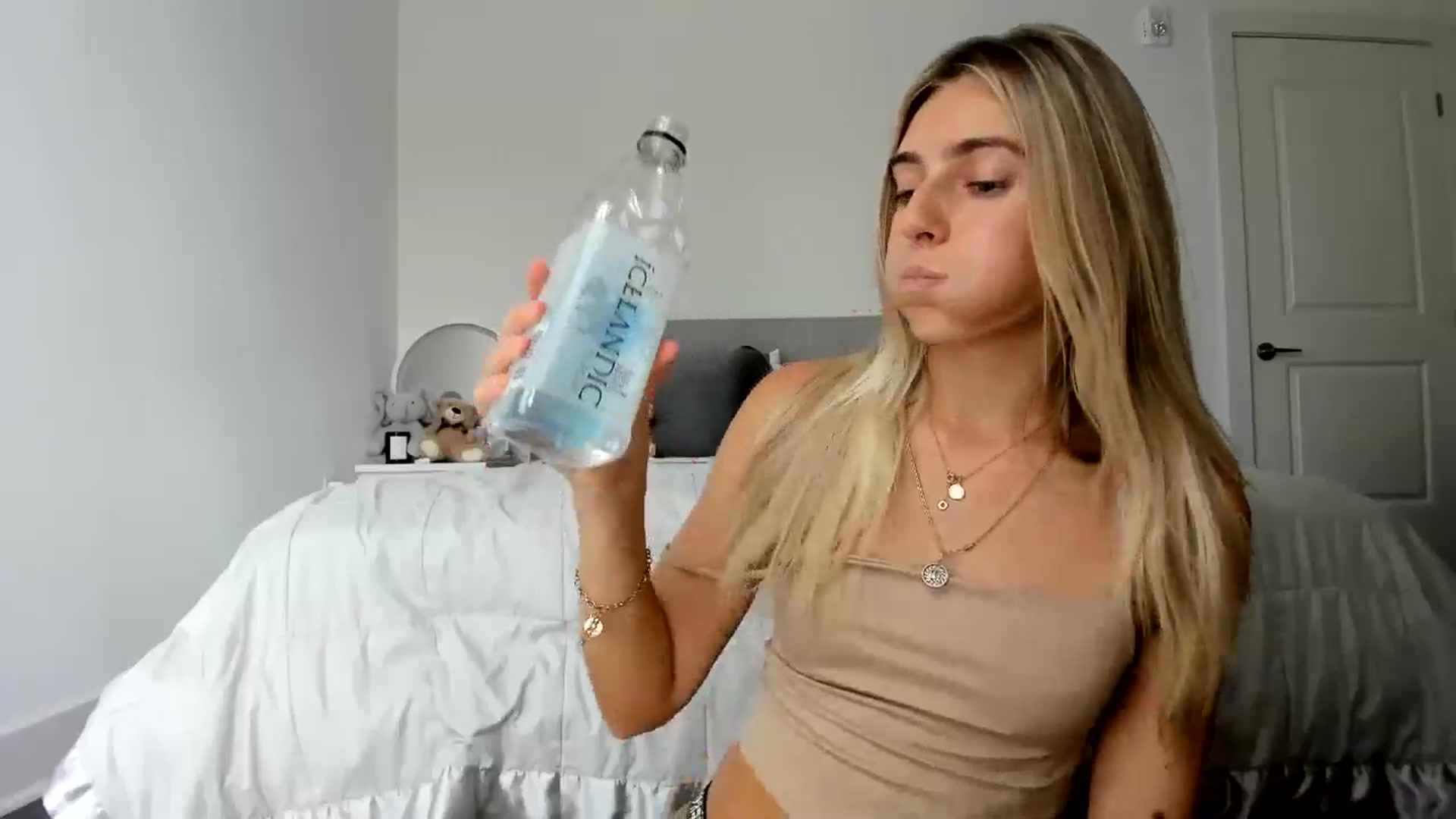 Gallery image thumbnail from Vodka_Queen's myfreecams stream on, 09/20/2024, 24:54 image 7 of 20