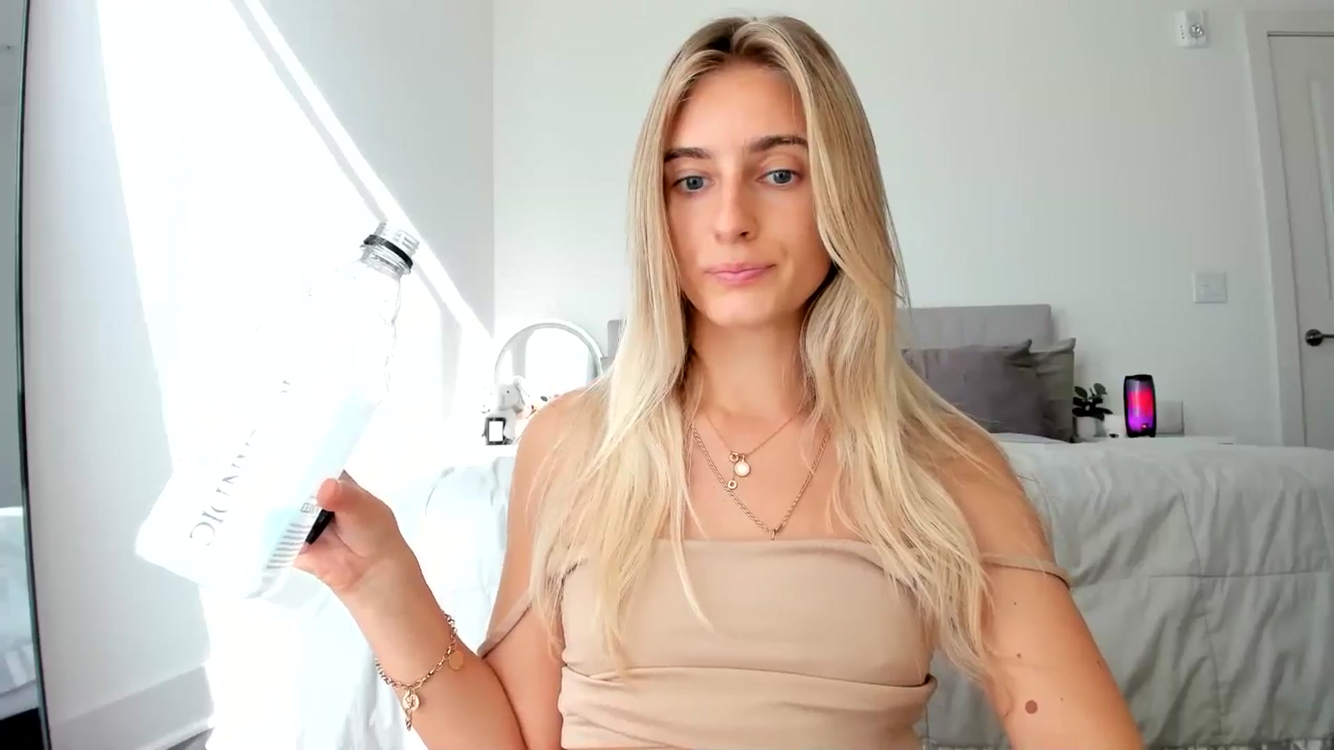 Gallery image thumbnail from Vodka_Queen's myfreecams stream on, 09/20/2024, 24:54 image 15 of 20