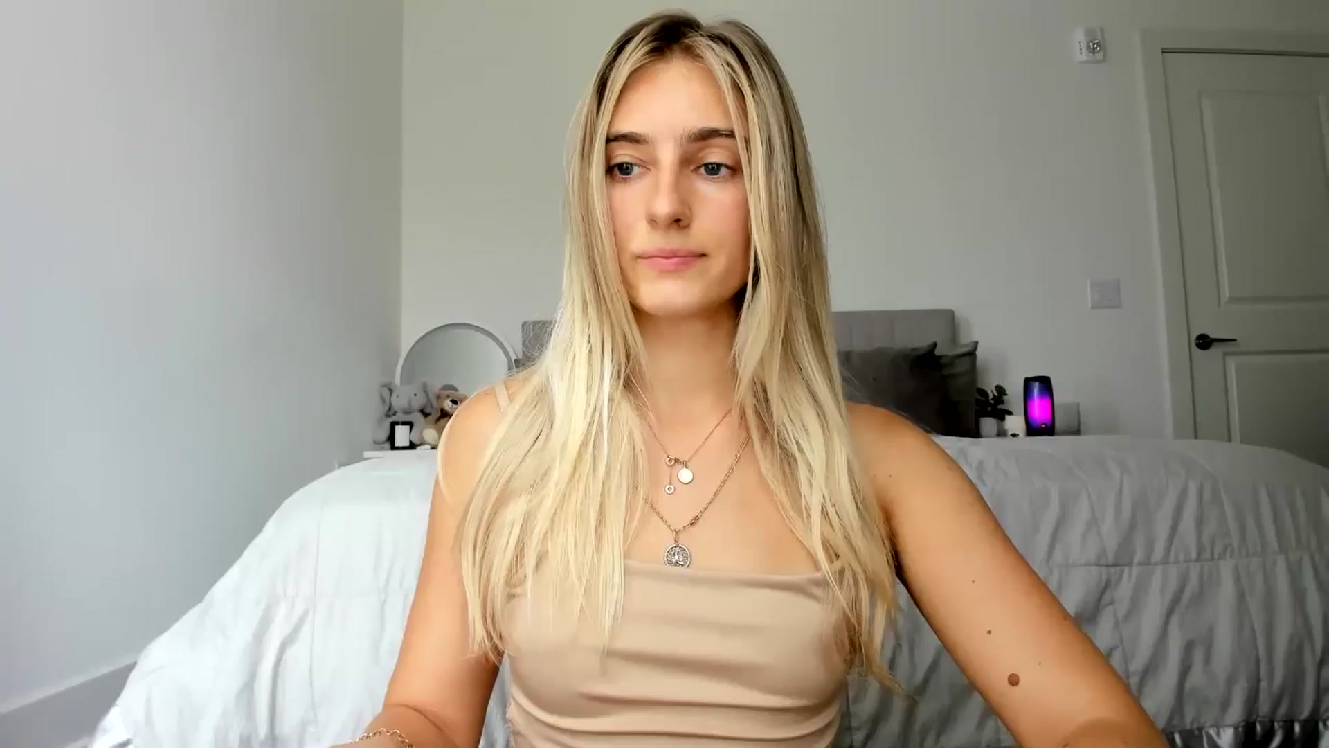 Gallery image thumbnail from Vodka_Queen's myfreecams stream on, 09/20/2024, 24:54 image 1 of 20