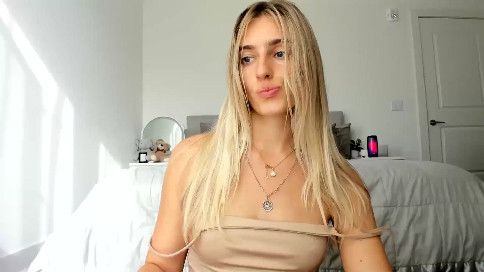 Gallery image thumbnail from Vodka_Queen's myfreecams stream on, 09/20/2024, 24:54 image 9 of 20