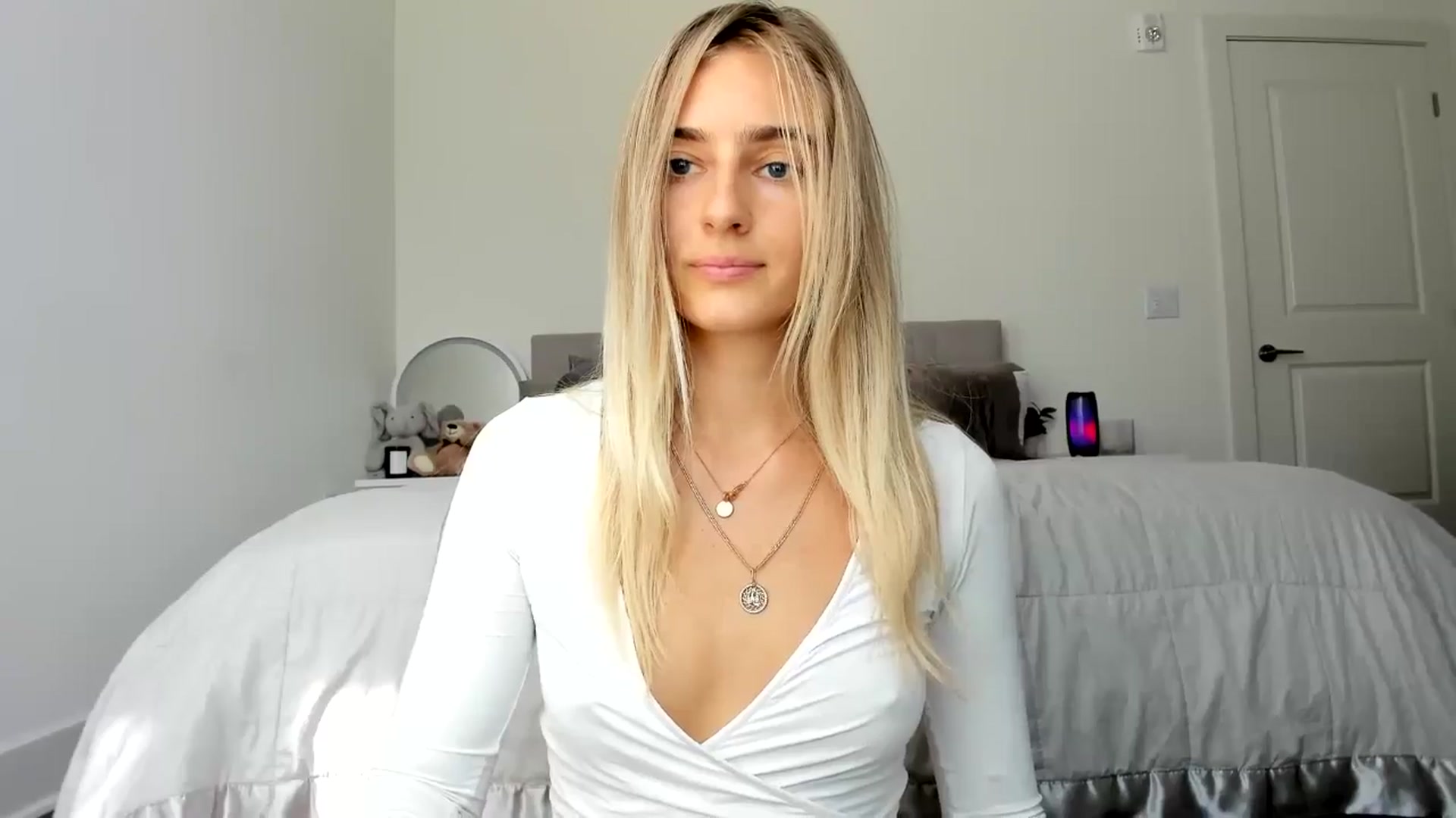 Gallery image thumbnail from Vodka_Queen's myfreecams stream on, 09/20/2024, 23:34 image 4 of 20