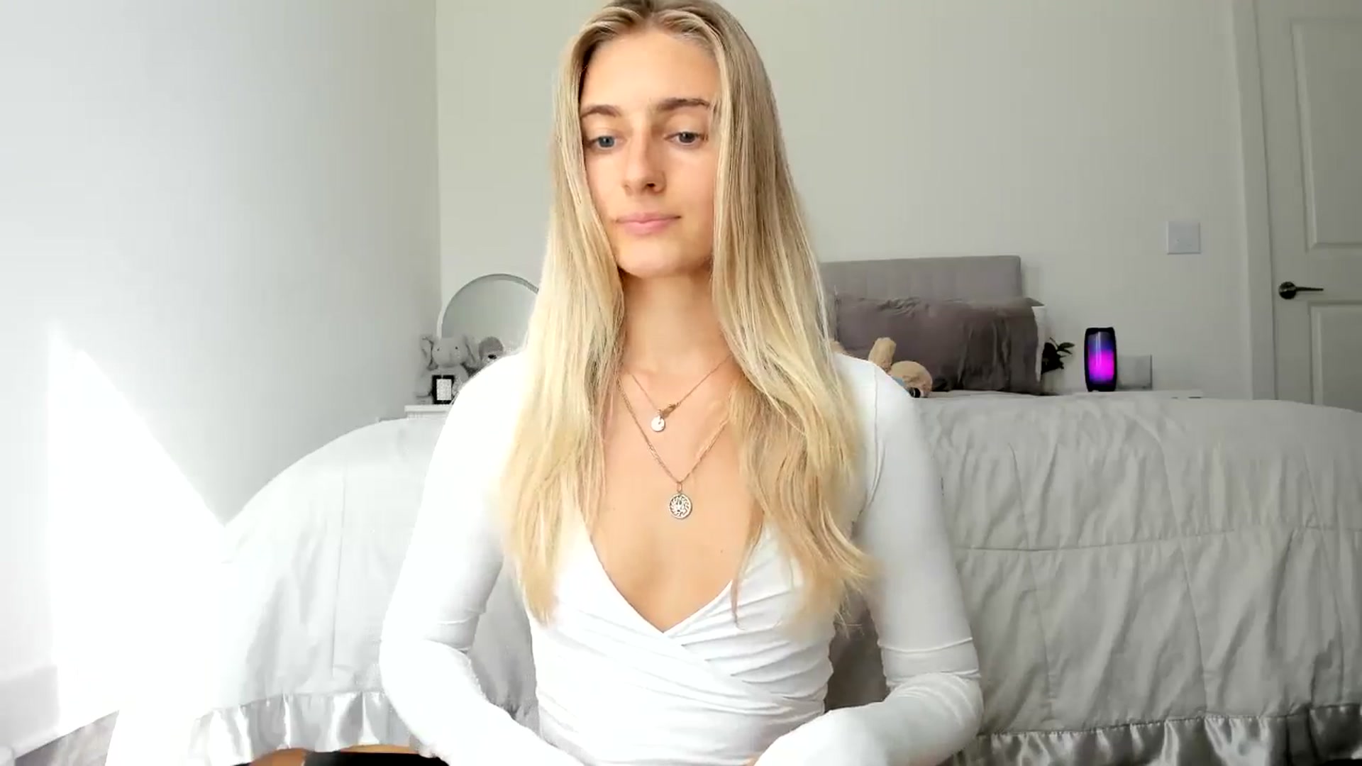 Gallery image thumbnail from Vodka_Queen's myfreecams stream on, 09/20/2024, 23:34 image 12 of 20