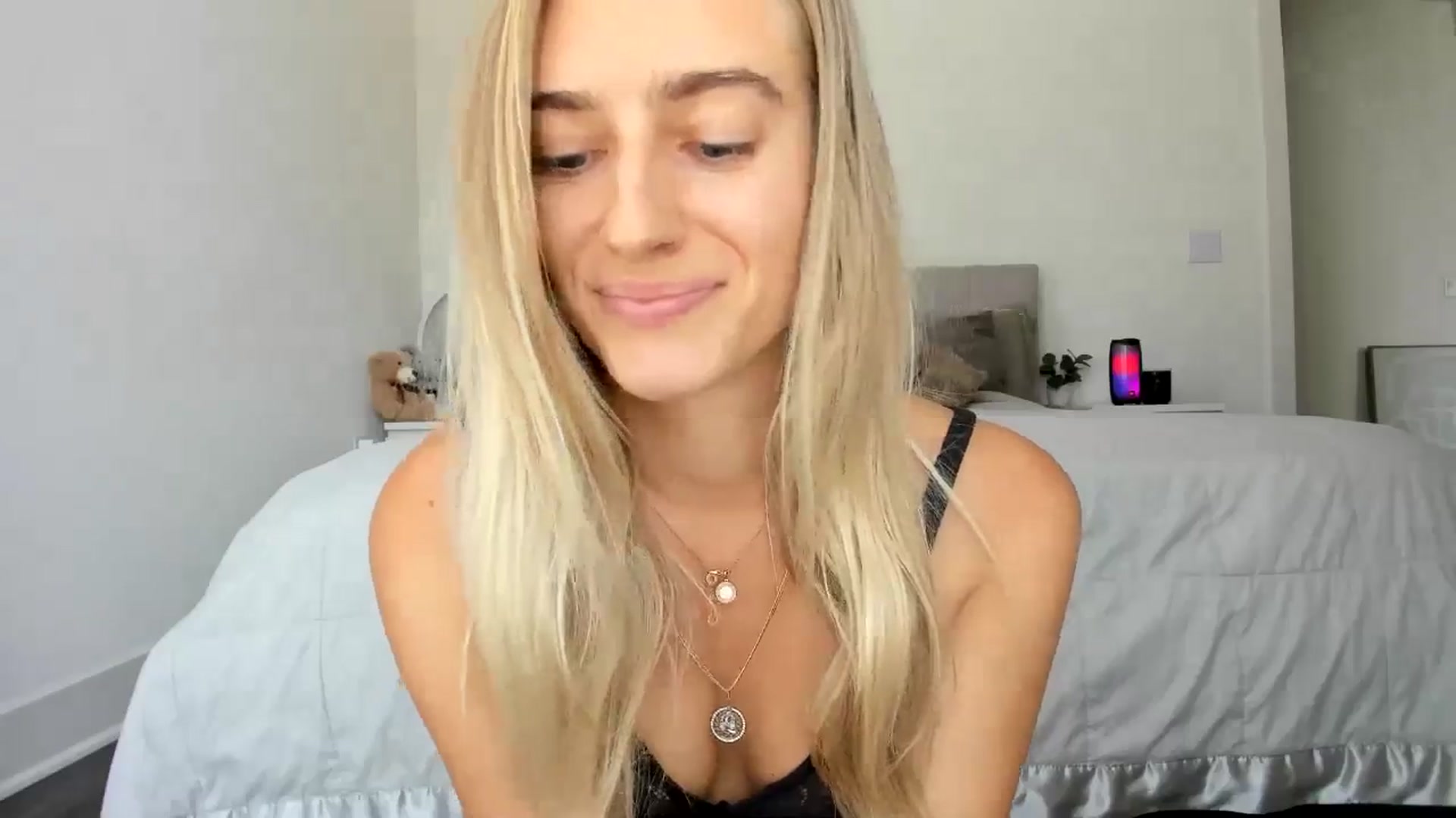 Gallery image thumbnail from Vodka_Queen's myfreecams stream on, 09/21/2024, 21:04 image 15 of 20