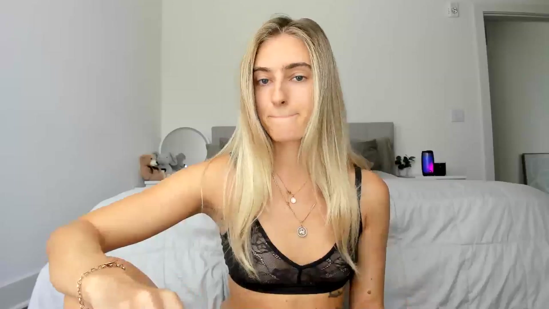 Gallery image thumbnail from Vodka_Queen's myfreecams stream on, 09/21/2024, 21:04 image 6 of 20