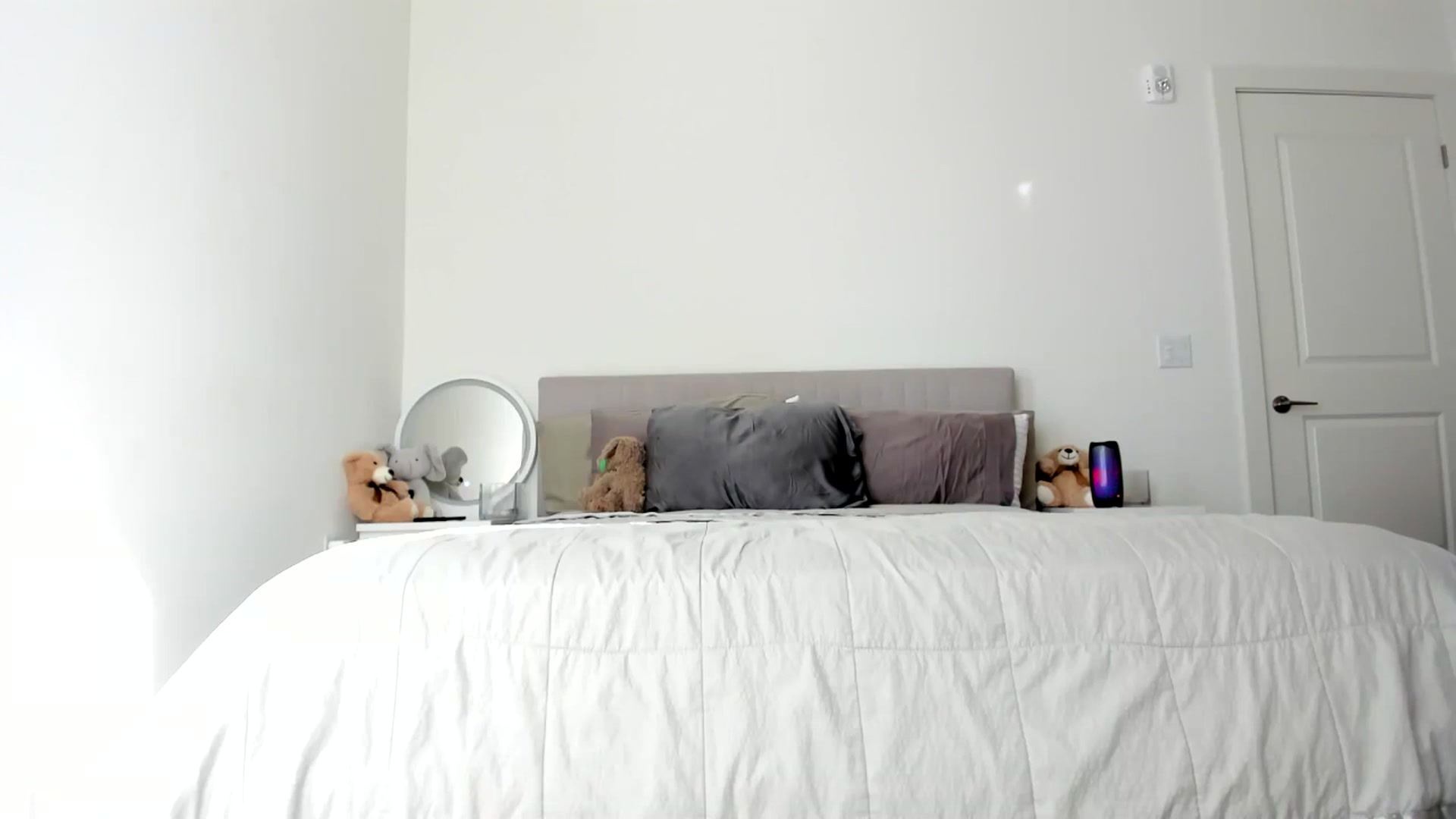 Gallery image thumbnail from Vodka_Queen's myfreecams stream on, 09/23/2024, 23:46 image 3 of 20