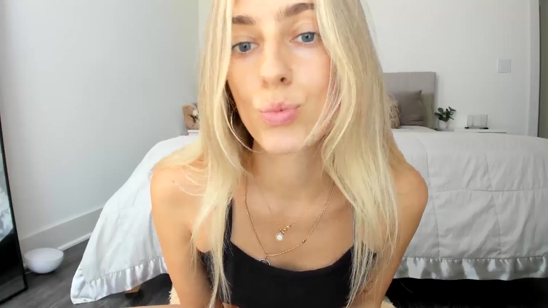 Gallery image thumbnail from Vodka_Queen's myfreecams stream on, 09/28/2024, 21:38 image 10 of 20