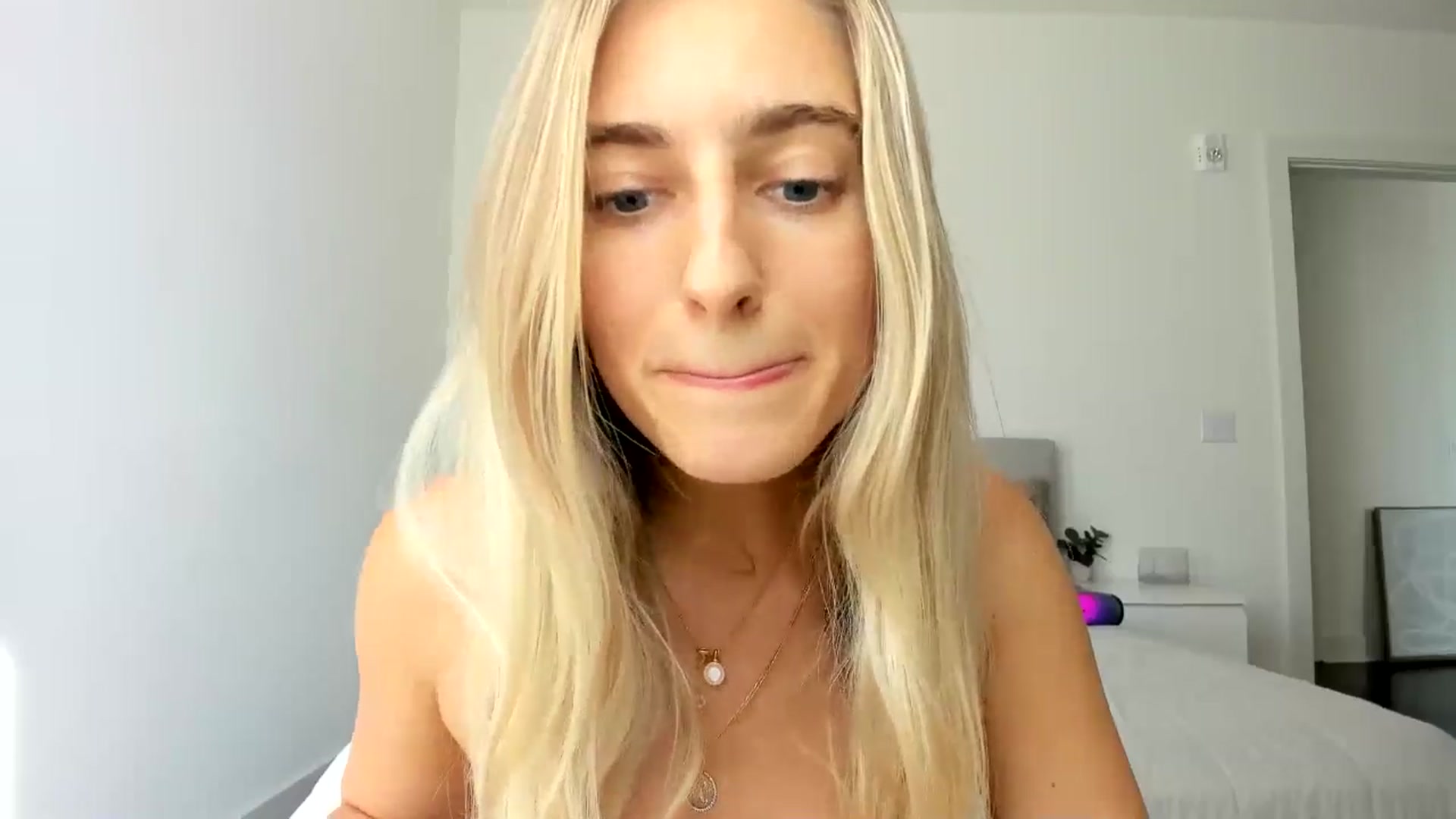 Gallery image thumbnail from Vodka_Queen's myfreecams stream on, 09/30/2024, 23:43 image 11 of 20