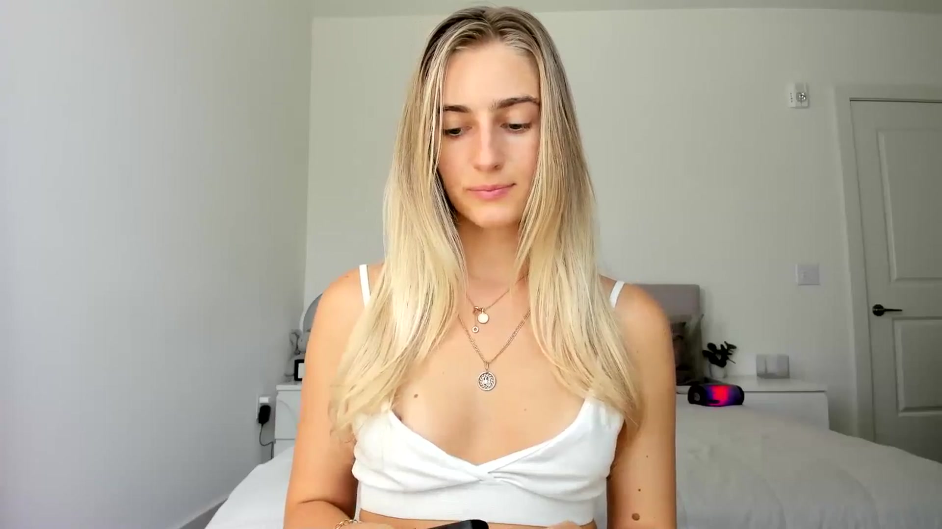 Gallery image thumbnail from Vodka_Queen's myfreecams stream on, 10/04/2024, 21:21 image 19 of 20