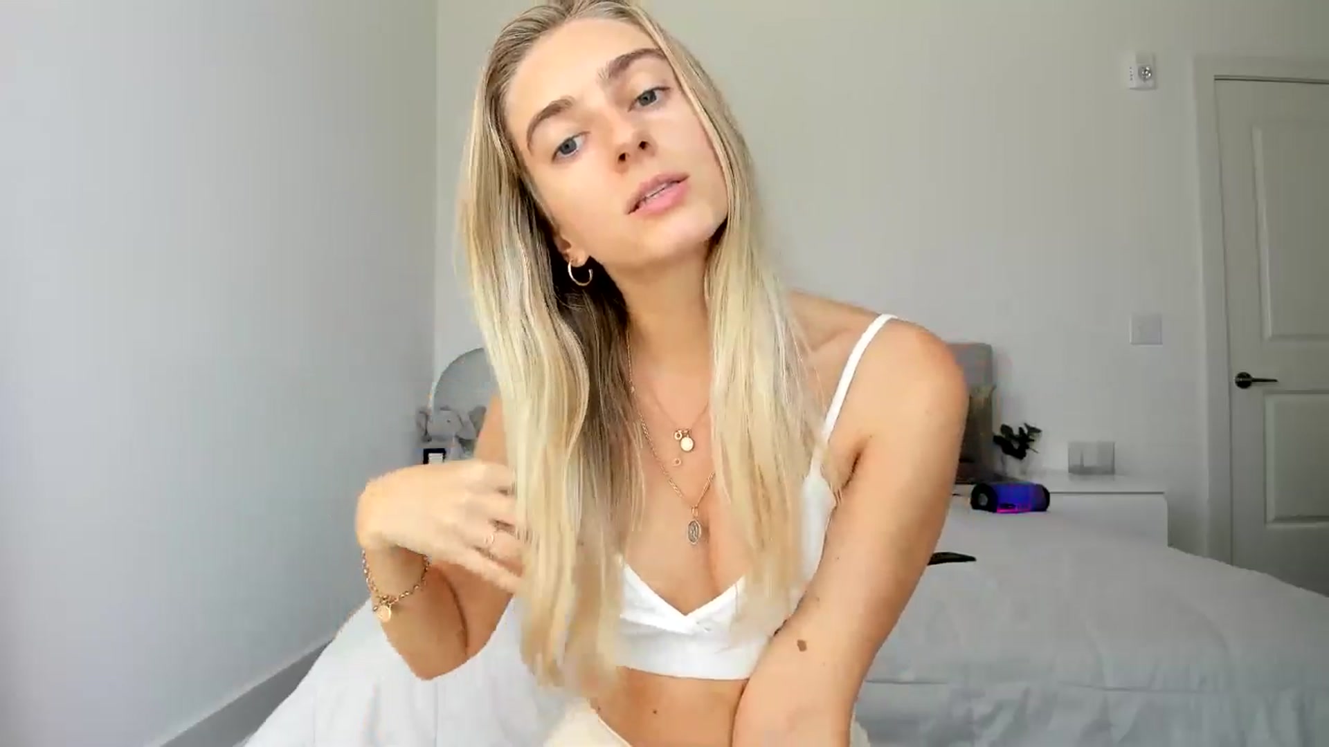 Gallery image thumbnail from Vodka_Queen's myfreecams stream on, 10/04/2024, 21:21 image 18 of 20