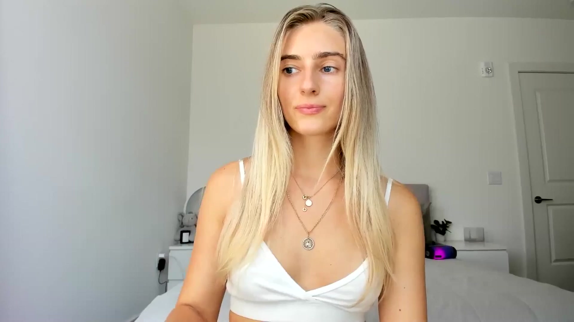 Gallery image thumbnail from Vodka_Queen's myfreecams stream on, 10/04/2024, 21:21 image 13 of 20