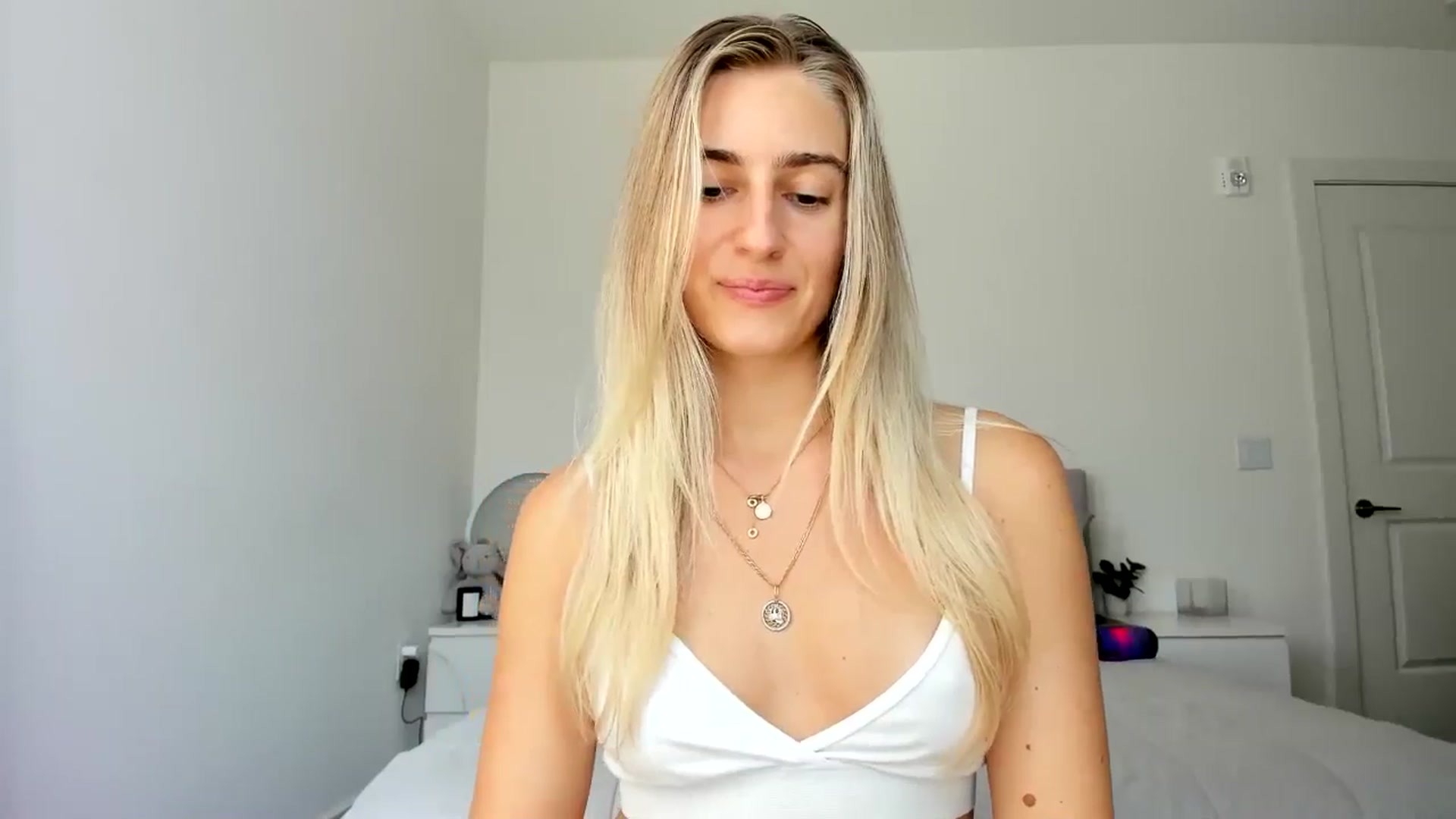 Gallery image thumbnail from Vodka_Queen's myfreecams stream on, 10/04/2024, 21:21 image 14 of 20