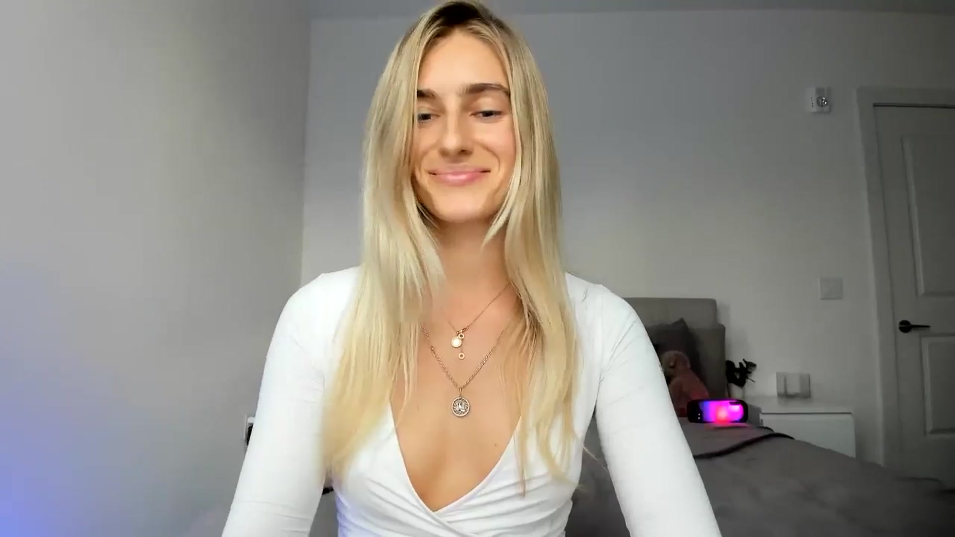Gallery image thumbnail from Vodka_Queen's myfreecams stream on, 10/10/2024, 05:18 image 4 of 20