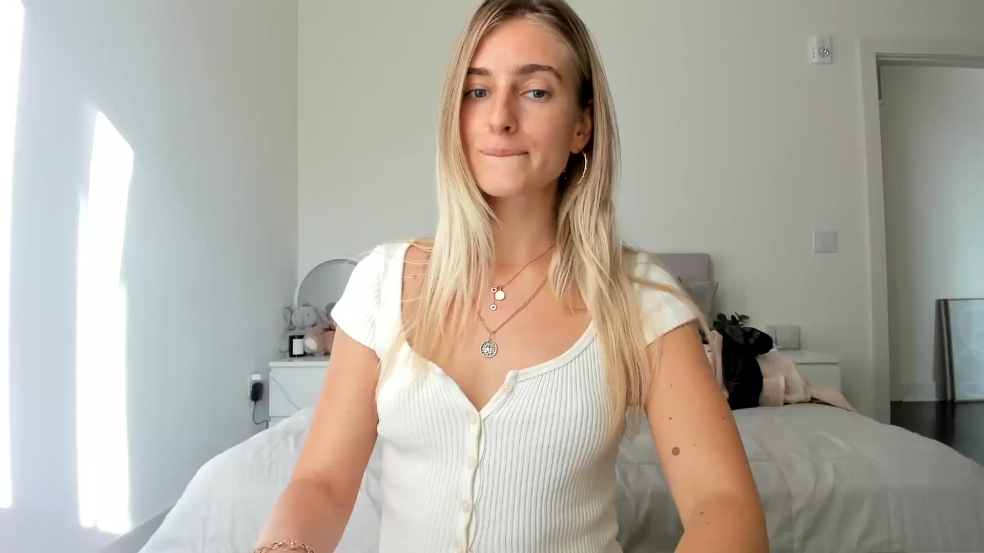 Gallery image thumbnail from Vodka_Queen's myfreecams stream on, 10/13/2024, 23:39 image 14 of 20