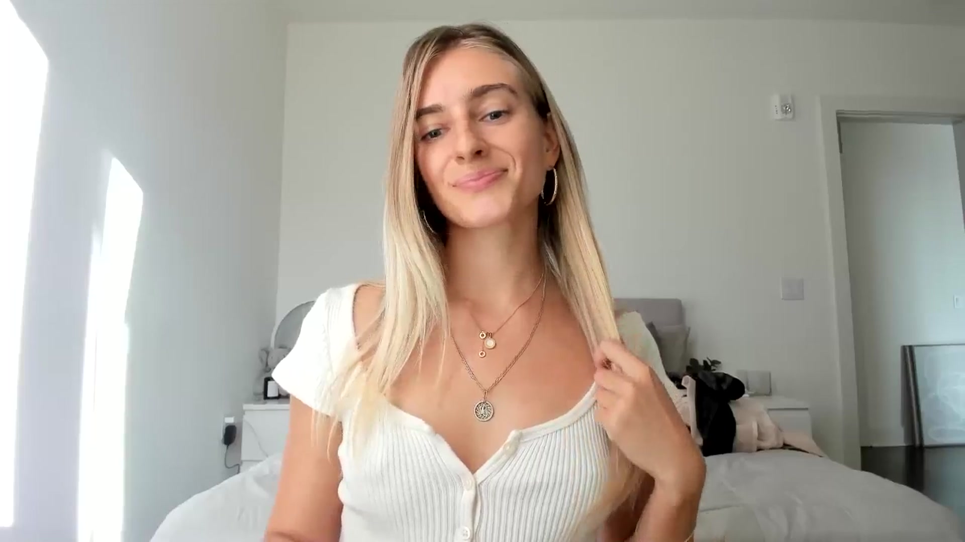 Gallery image thumbnail from Vodka_Queen's myfreecams stream on, 10/13/2024, 23:39 image 17 of 20