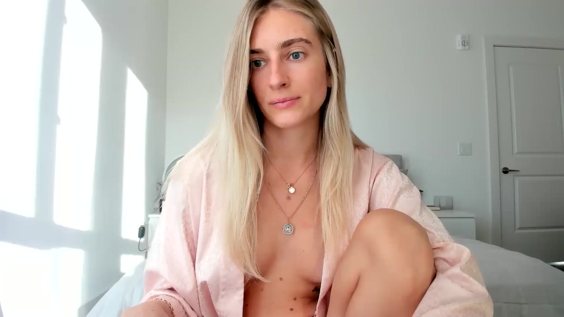 Gallery image thumbnail from Vodka_Queen's myfreecams stream on, 10/15/2024, 24:50 image 13 of 20