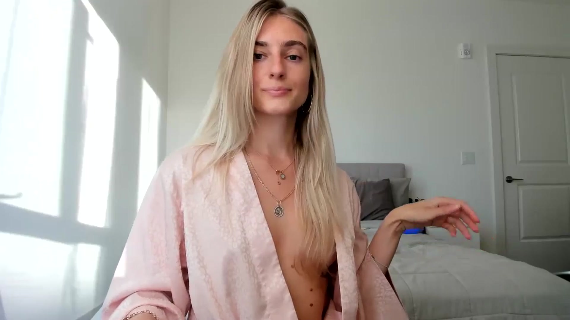 Gallery image thumbnail from Vodka_Queen's myfreecams stream on, 10/15/2024, 24:50 image 15 of 20