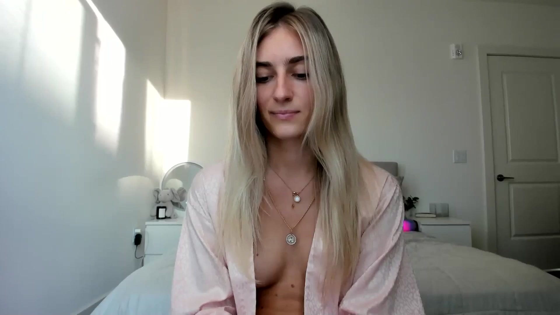 Gallery image thumbnail from Vodka_Queen's myfreecams stream on, 10/15/2024, 24:50 image 16 of 20