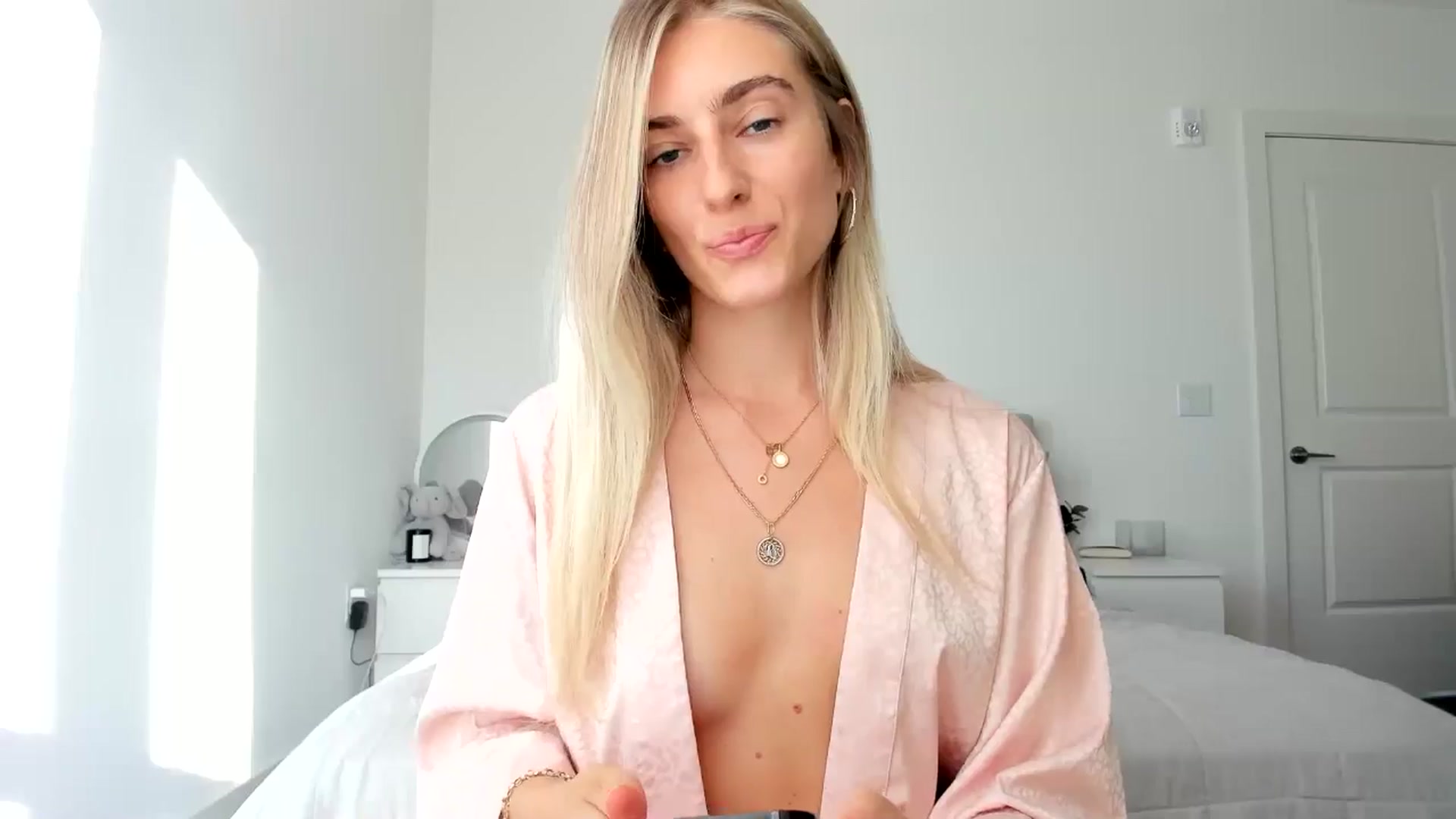 Gallery image thumbnail from Vodka_Queen's myfreecams stream on, 10/15/2024, 24:50 image 6 of 20