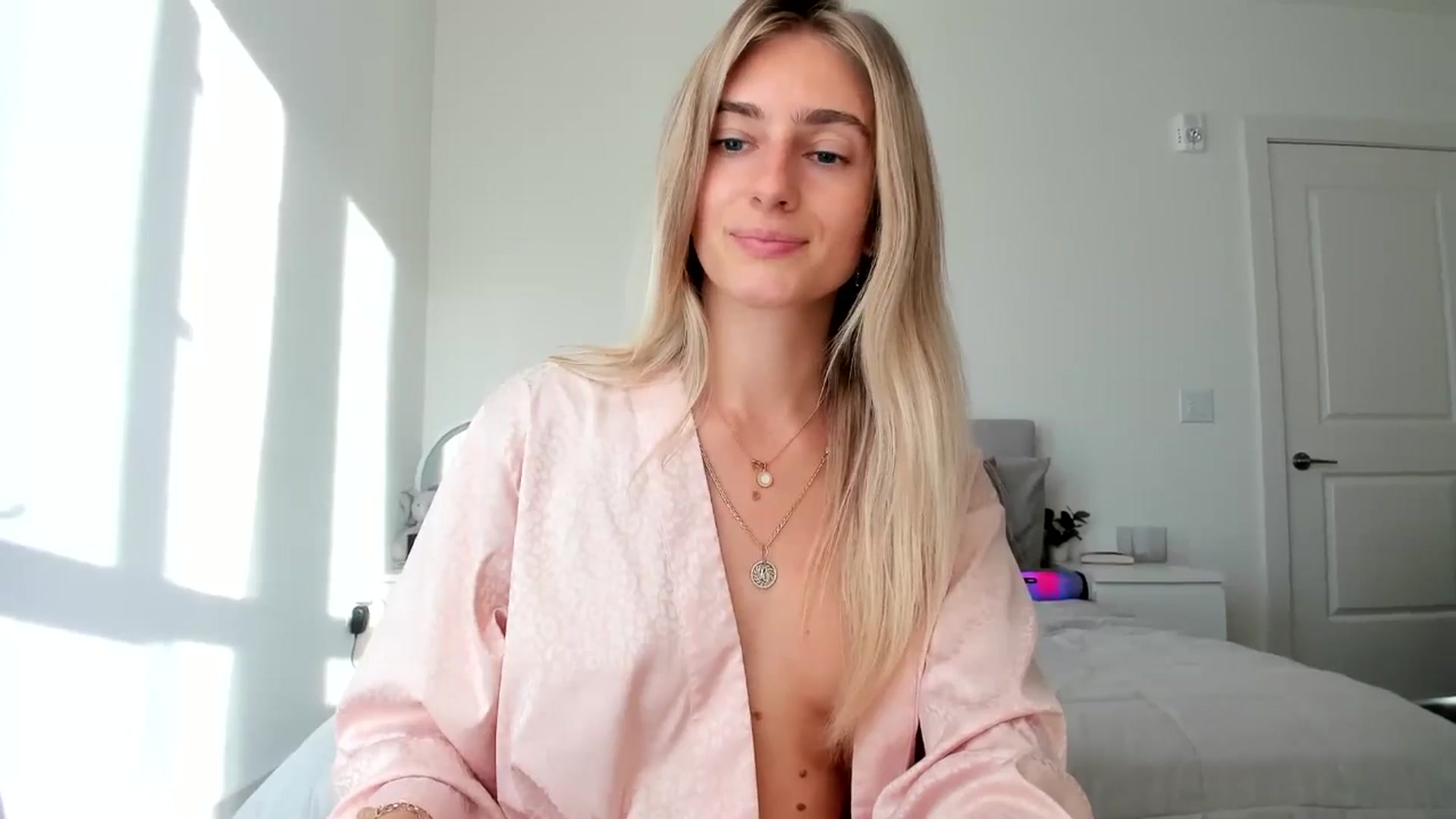 Gallery image thumbnail from Vodka_Queen's myfreecams stream on, 10/15/2024, 24:50 image 14 of 20