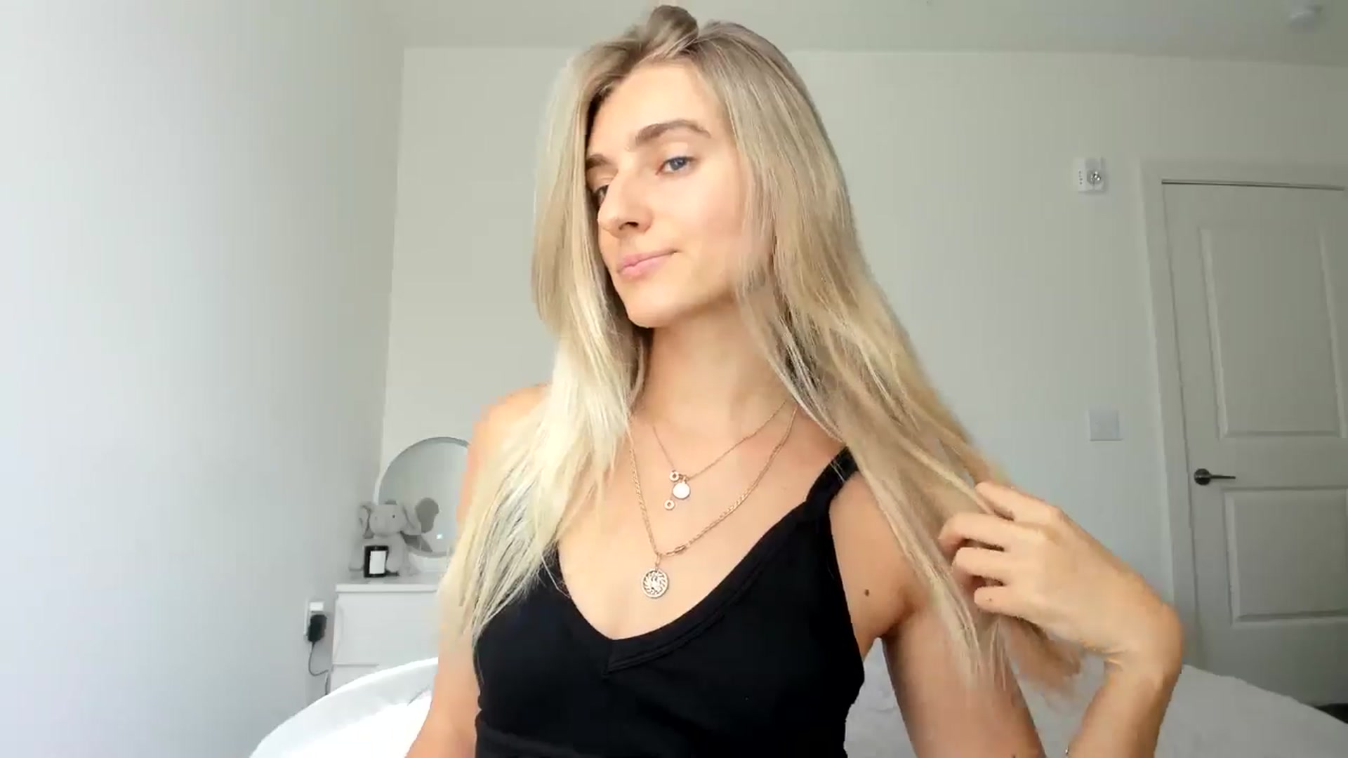 Gallery image thumbnail from Vodka_Queen's myfreecams stream on, 10/15/2024, 22:24 image 16 of 20