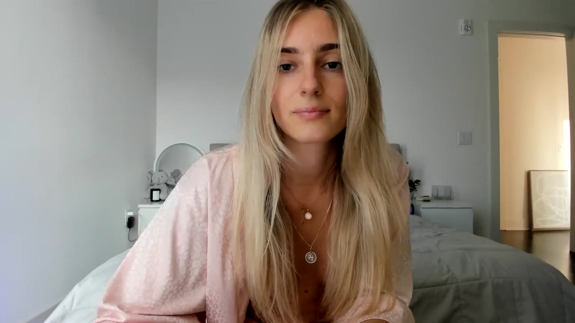 Gallery image thumbnail from Vodka_Queen's myfreecams stream on, 10/18/2024, 24:57 image 10 of 20