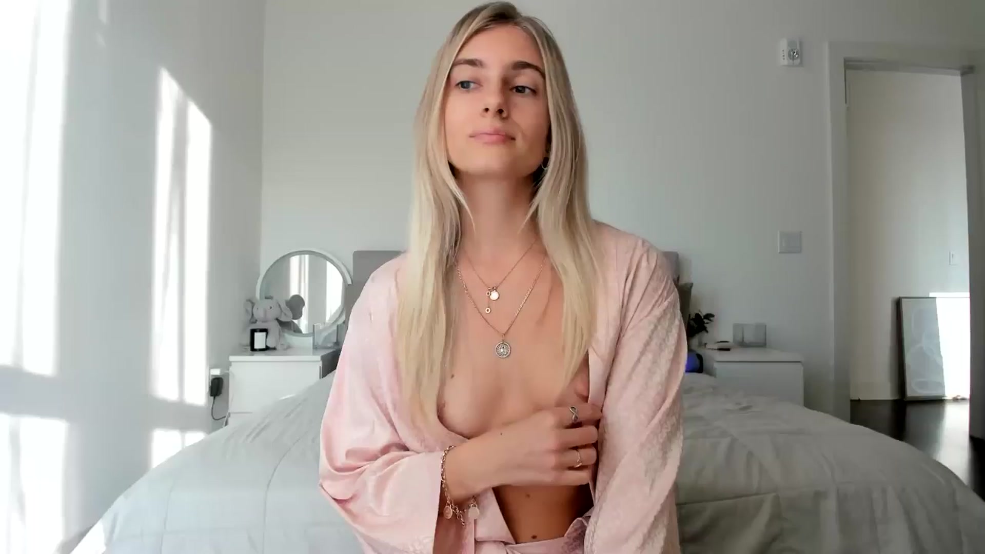 Gallery image thumbnail from Vodka_Queen's myfreecams stream on, 10/18/2024, 24:57 image 1 of 20