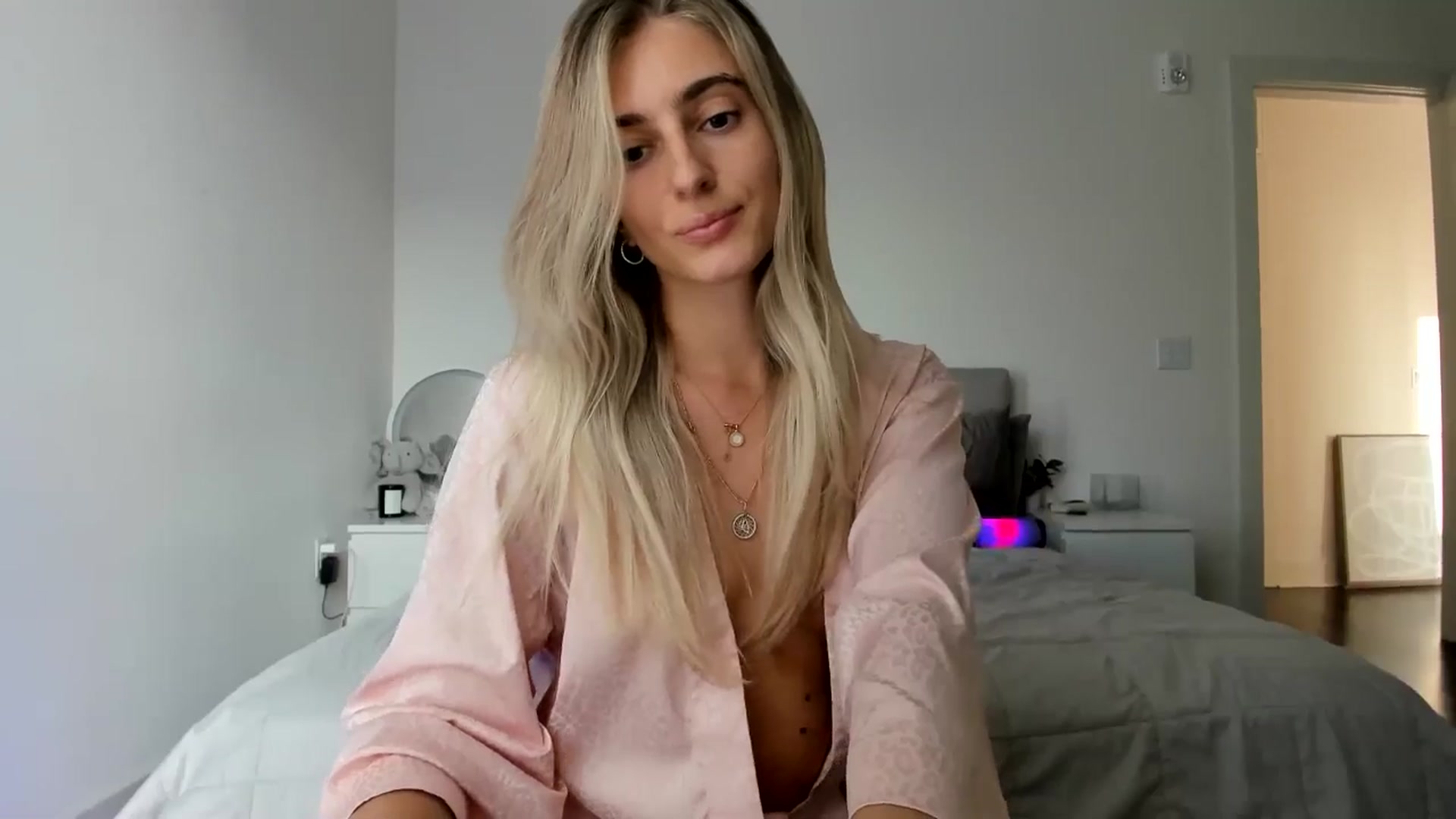 Gallery image thumbnail from Vodka_Queen's myfreecams stream on, 10/18/2024, 24:57 image 9 of 20