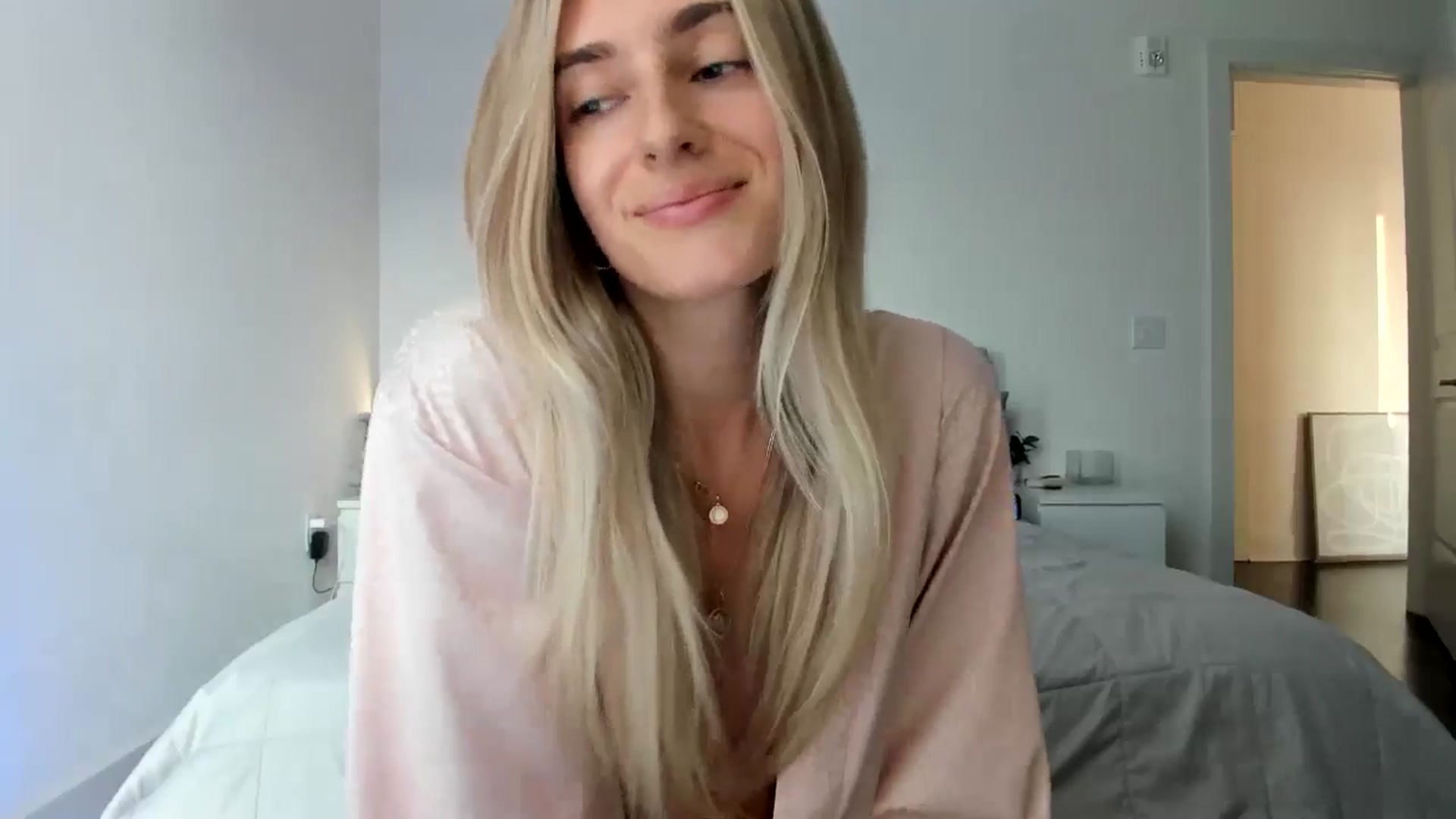 Gallery image thumbnail from Vodka_Queen's myfreecams stream on, 10/18/2024, 24:57 image 17 of 20