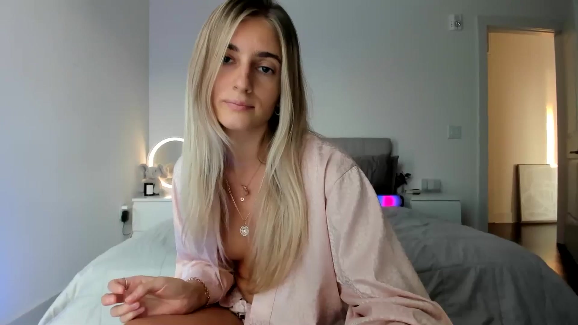 Gallery image thumbnail from Vodka_Queen's myfreecams stream on, 10/18/2024, 24:57 image 19 of 20