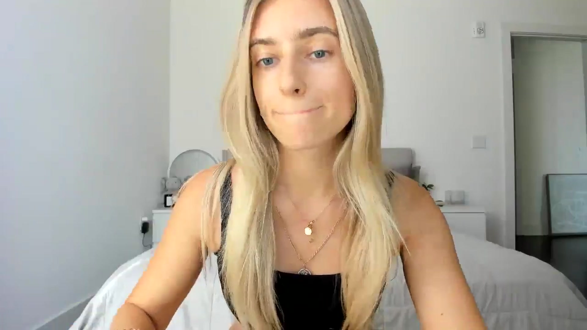 Gallery image thumbnail from Vodka_Queen's myfreecams stream on, 10/18/2024, 21:18 image 17 of 20