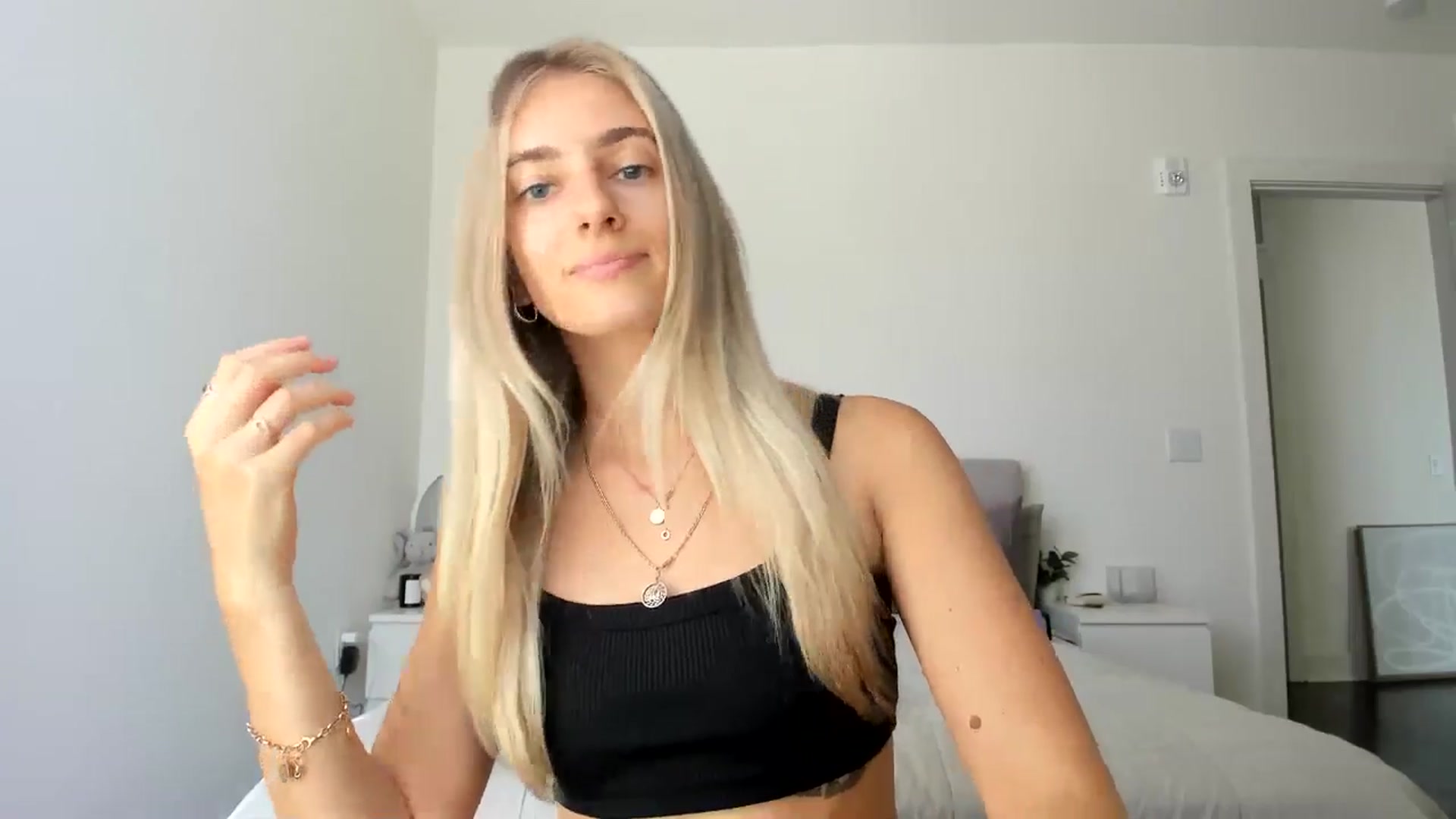 Gallery image thumbnail from Vodka_Queen's myfreecams stream on, 10/18/2024, 21:18 image 10 of 20