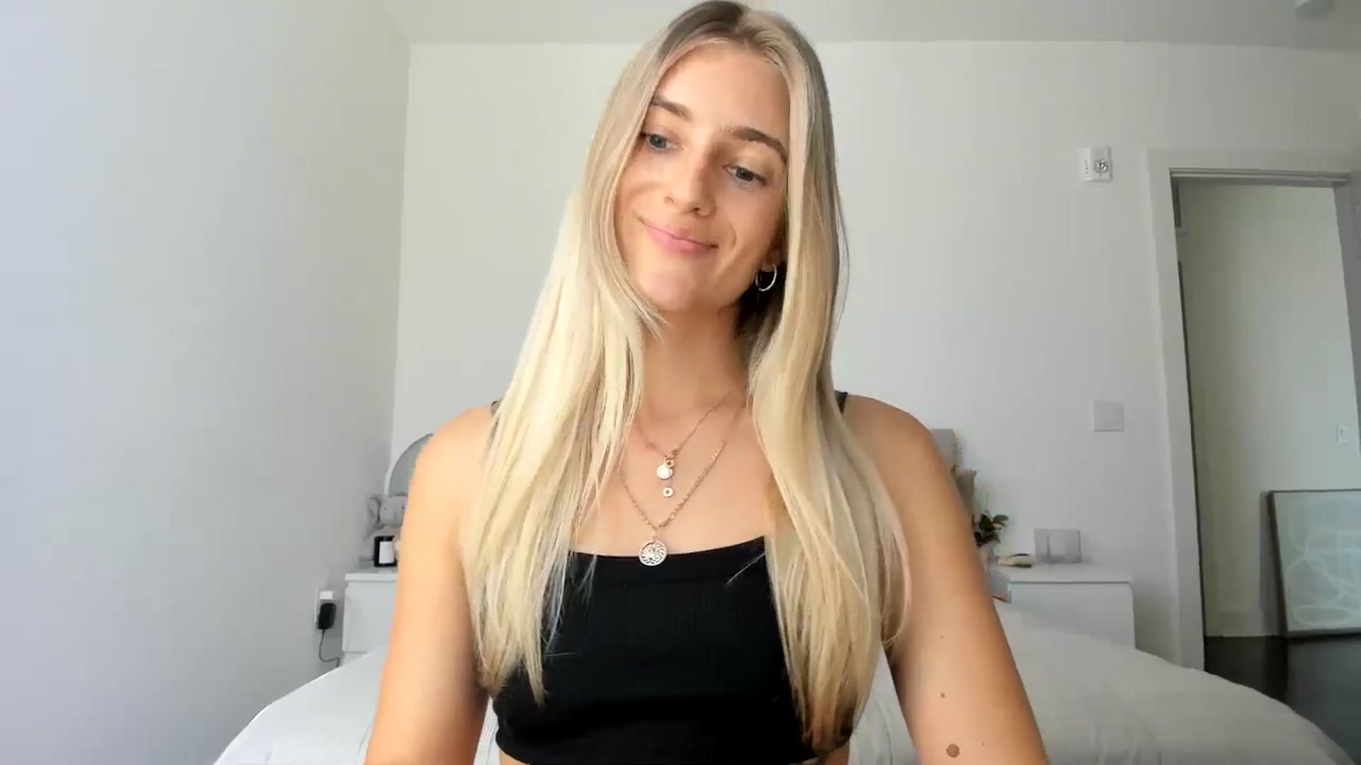Gallery image thumbnail from Vodka_Queen's myfreecams stream on, 10/18/2024, 21:18 image 9 of 20
