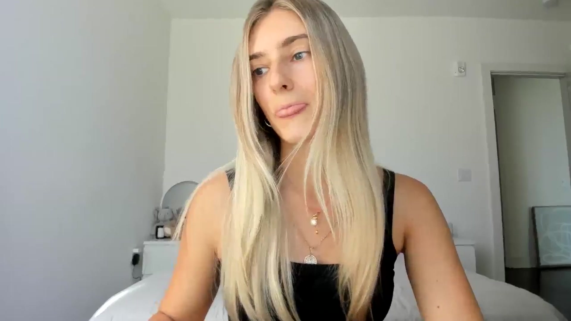 Gallery image thumbnail from Vodka_Queen's myfreecams stream on, 10/18/2024, 21:18 image 15 of 20