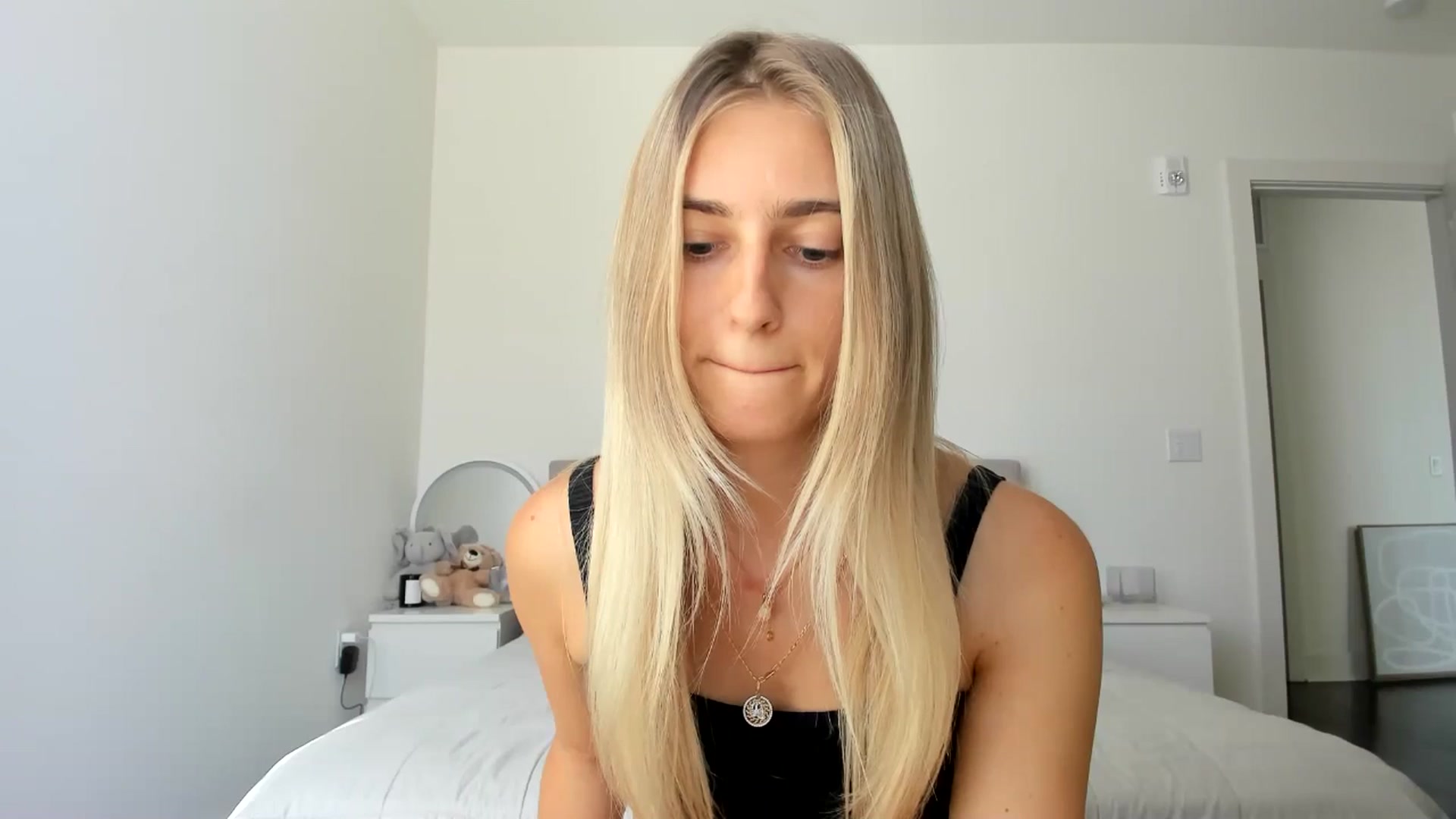 Gallery image thumbnail from Vodka_Queen's myfreecams stream on, 10/18/2024, 21:18 image 11 of 20